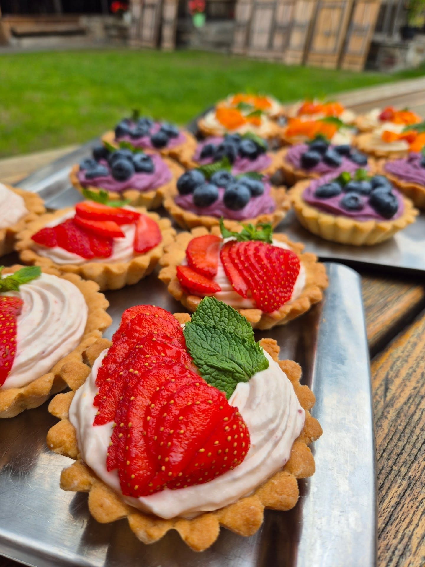 Naše sladká nabídka. Tartaletky, tvaroh s ovocem, tiramisu, věnečky... 🍰 😊