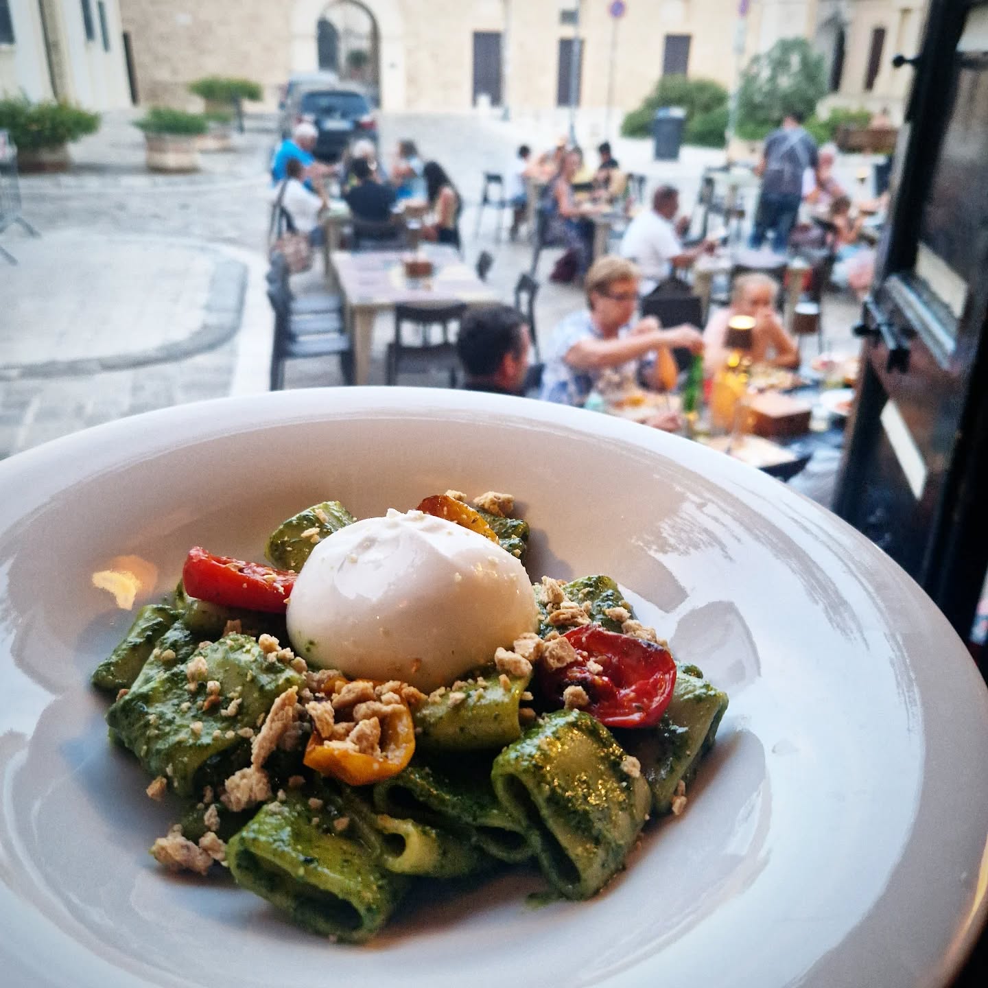 Pasta, golden hour, laughter in the air.
A quiet piazza, full of people but far from the noise.
Summer nights taste better in Italy
#ItalianSummer #LaDolceVita #PiazzaVibes #ItalyMoments #ItalianEvening #PastaLovers #DinnerAlFresco #FoodWithAView #PastaTime
#SlowEvening #GoldenHourVibes #QuietMoments #SummerNights #EscapeTheNoise #salentofood
#ugento