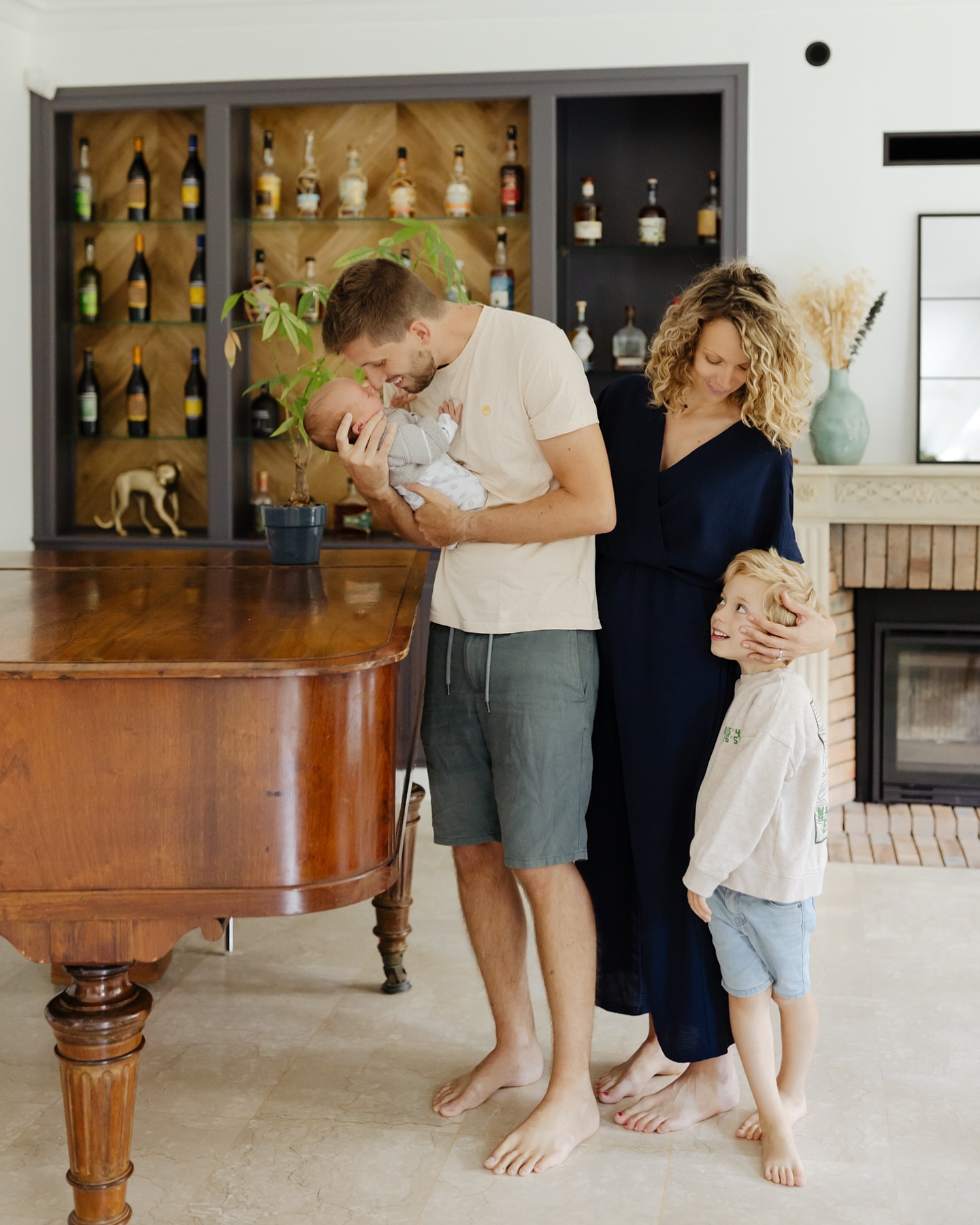 👨👩👧👦 Et la fratrie, on la photographie aussi ?
C’est une question qui revient souvent en ce moment, surtout lors des séances grossesse ou naissance :
« Est-ce qu’on peut aussi faire quelques photos avec les aînés ? Et en famille tous ensemble ? »
La réponse est : OUI, bien sûr ! Et même plus que ça :
📸 C’est une partie que j’adore dans ces séances.
Voir les regards doux (et parfois malicieux !) entre frères et sœurs, les premiers gestes (pas toujours tendres 😄) envers bébé, les câlins en famille, les rires partagés… Ce sont ces moments-là qui font toute la richesse de vos souvenirs.
Et c’est exactement ce que j’aime capturer : votre cocon, vos liens, votre histoire.
✨ Que vous veniez pour une grossesse, une naissance ou une séance famille, tout le monde est le bienvenu devant mon objectif.
On prend le temps, sans pression, pour créer des images naturelles et sincères, qui vous ressemblent.
Des questions avant de réserver ? N’hésitez pas, je suis toujours dispo pour en discuter 💛
———
#melanievauryphotographe#photographefamilleoise#photographefamillechantilly#photographefamillesenlis#photographefamillepicardie#photographefamillecompiegne