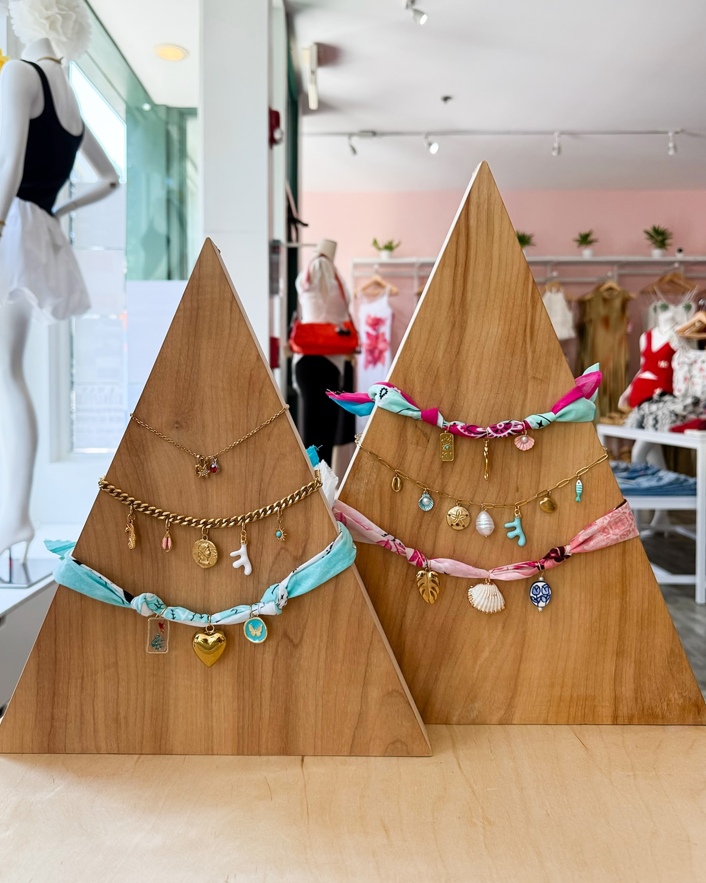 Dainty & Delicate 🩰🦢🤍 or Chunky & Colorful 🎀💎🍒 Create a one of a kind charm piece that’s totally your vibe! Appointments & walkin’s available @shopcalico this weekend!
Thr Fri Sat 11-6
Sun 12-4
#charmnecklace #bandananecklace #shopdnb