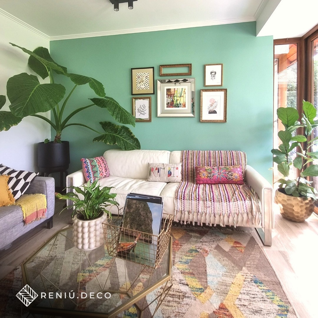 ✨ Reniú para Living en casa de Lo Barnechea ✨ ¡Luz natural, color y vida por todos lados! 🌿
En este espacio buscamos transmitir alegría, combinando colores vibrantes, cuadros con personalidad y muchas plantas para darle carácter y frescura al ambiente.
El resultado: una salita que invita a estar, compartir y disfrutar.
Cuadros: @rosariogreendeco
Asesoría: @reniudeco
¿Quieres transformar tu living y no sabes por dónde partir?
Escríbenos por WhatsApp al +56 9 9730 1385 y lo hacemos realidad ✨
#reniu #deco #living #renovaciondeespacios #decoraciondeinteriores #casaconestilo #plantasdeco #colorhogar #homeinspo #asesoriadeco #renueva #transformation #interiordesign #homemakeover