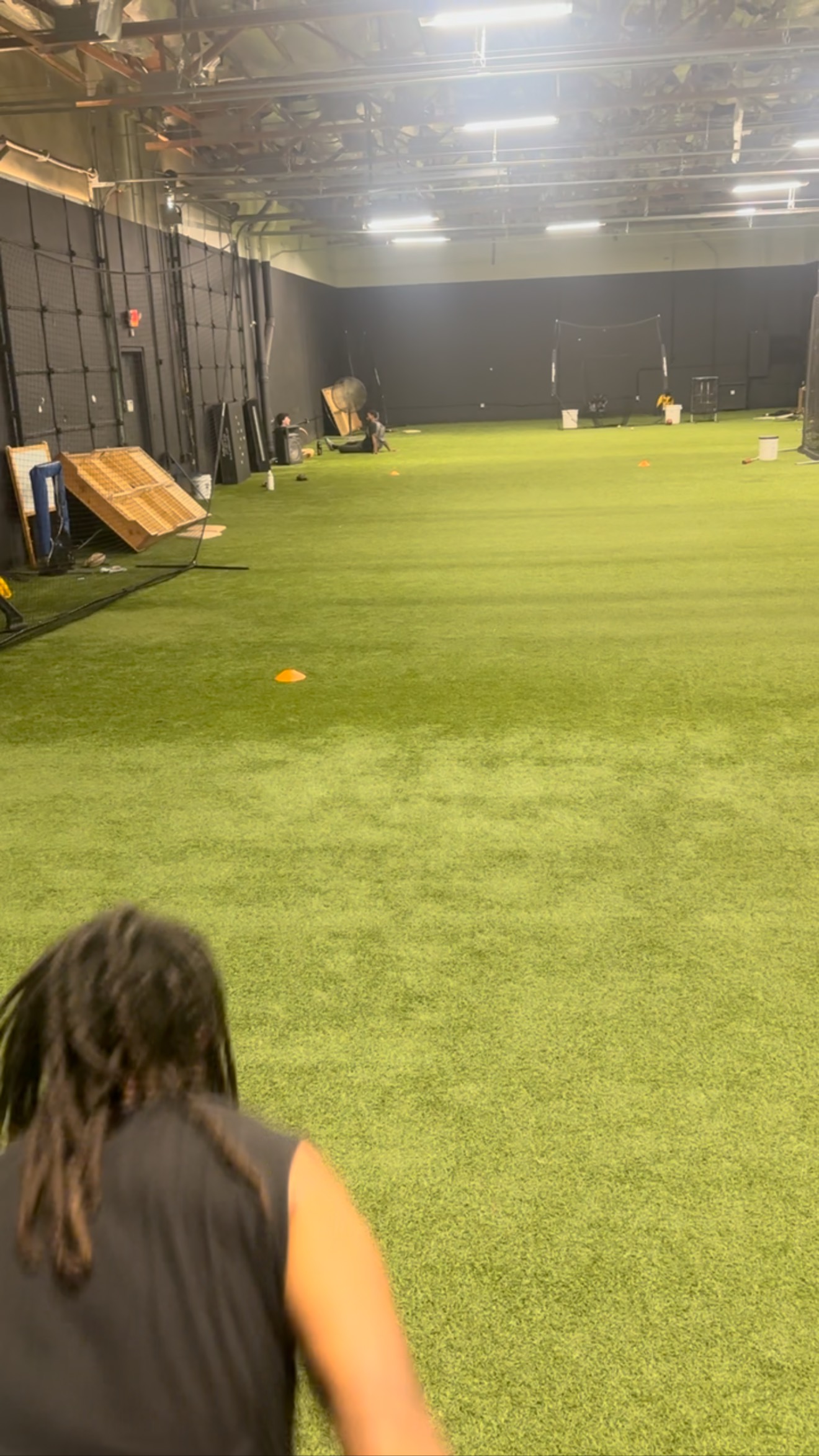 At Victory Sports Rehab, we don’t just have a small strip of turf. We have the space to move, get into and maintain sprint speed 🏃 . @e5.killa returning from foot surgery and ready to get it going at @ouazfb.
#physicaltherapy #beast #sportsperformance #returntosport #football #sportsmedicine