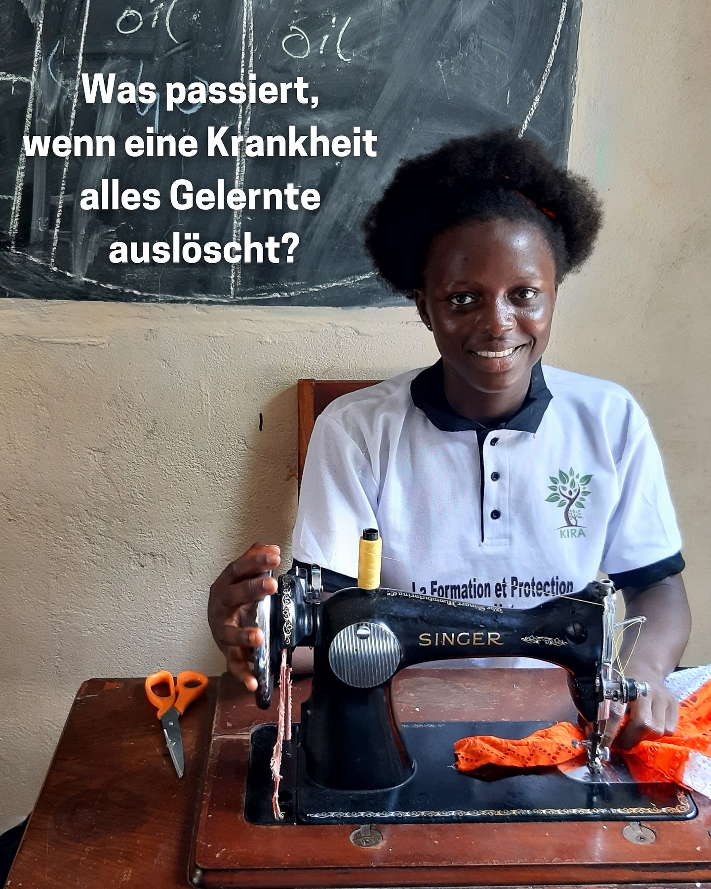 Was passiert, wenn eine Krankheit plötzlich alles Gelernte wieder vergessen lässt - und man ganz von vorn anfangen muss?
Ausgelöst durch eine abgelaufene Tetanusimpfung, ist eine unserer Lernenden schwer an Wundstarrkrampf erkrankt. Trotz schneller medizinischer Hilfe hat sie bis heute mit Sprachstörungen, Koordinationsproblemen und Gedächtnislücken zu kämpfen.
Vieles, was sie während ihrer Ausbildung bei KIRA in monatelanger Arbeit gelernt hatte, war plötzlich wie ausgelöscht. Doch sie gibt nicht auf.
Mit Geduld, Unterstützung und viel Willenskraft lernt sie erneut zu nähen, einfache Schnitte umzusetzen und vor allem: wieder Vertrauen in sich selbst zu fassen. 💛 Die anderen Mädchen im Atelier ermutigen sie zum Sprechen und unterstützen sie auf ihrem Weg.
Wir suchen weiterhin nach einer geeigneten Therapie, aber ihr Fortschritt zeigt uns jeden Tag: Heilung braucht Zeit, Verständnis und Gemeinschaft.
👉🏽 Deine Unterstützung macht diesen Weg möglich. Danke!
#KIRA #Guinea #Empowerment #TetanusAwareness #Rehabilitation #Solidarität #NGOarbeit #Wundstarrkrampf