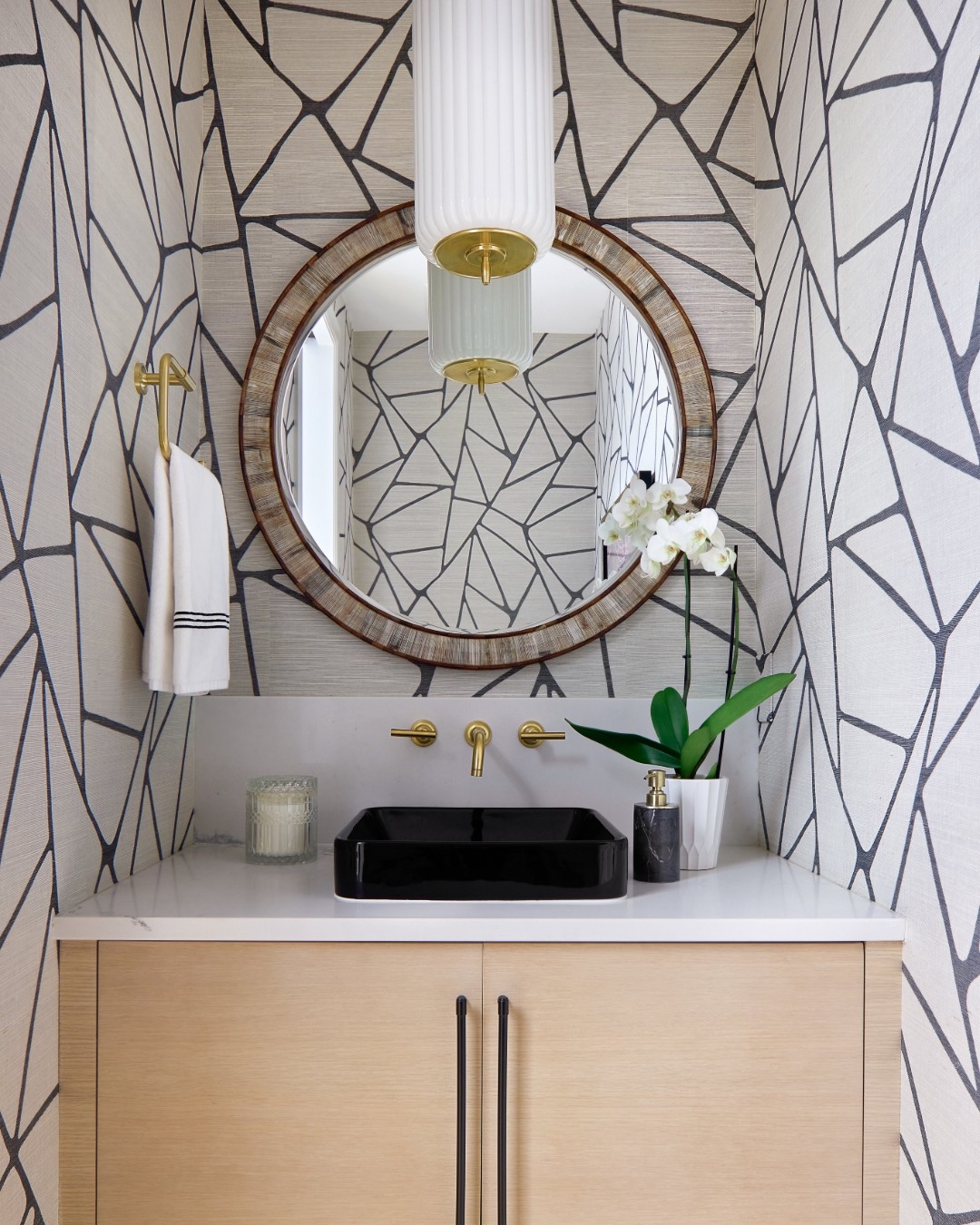 ✨ DESIGN TIP: Mix your metals ✨
Sticking to just one metal finish throughout your home can feel flat — but mixing two (or even three!) gives depth, personality, and a curated look.
Pro tip: keep the undertones consistent (warm vs. cool) to make it intentional.
Save this for your next project!