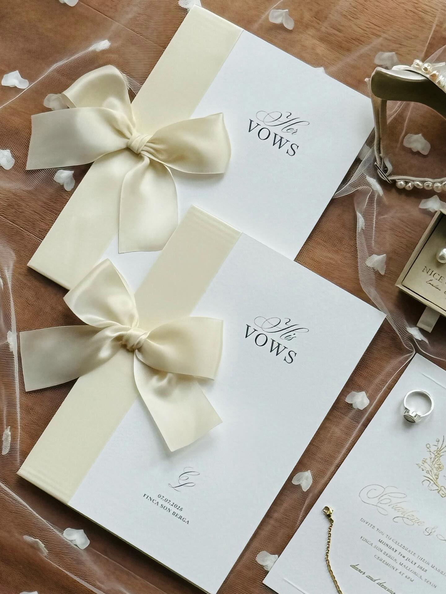 Let’s just take a moment for these special bespoke vow booklets 🥹✨
Made for holding, treasuring, and reading from with a slightly shaky voice 💛
Shot by @yourdayunplugged 😍
#vowbooklets #weddingstationery #weddingdetails #brideandgroom #classywedding #weddinginspiration