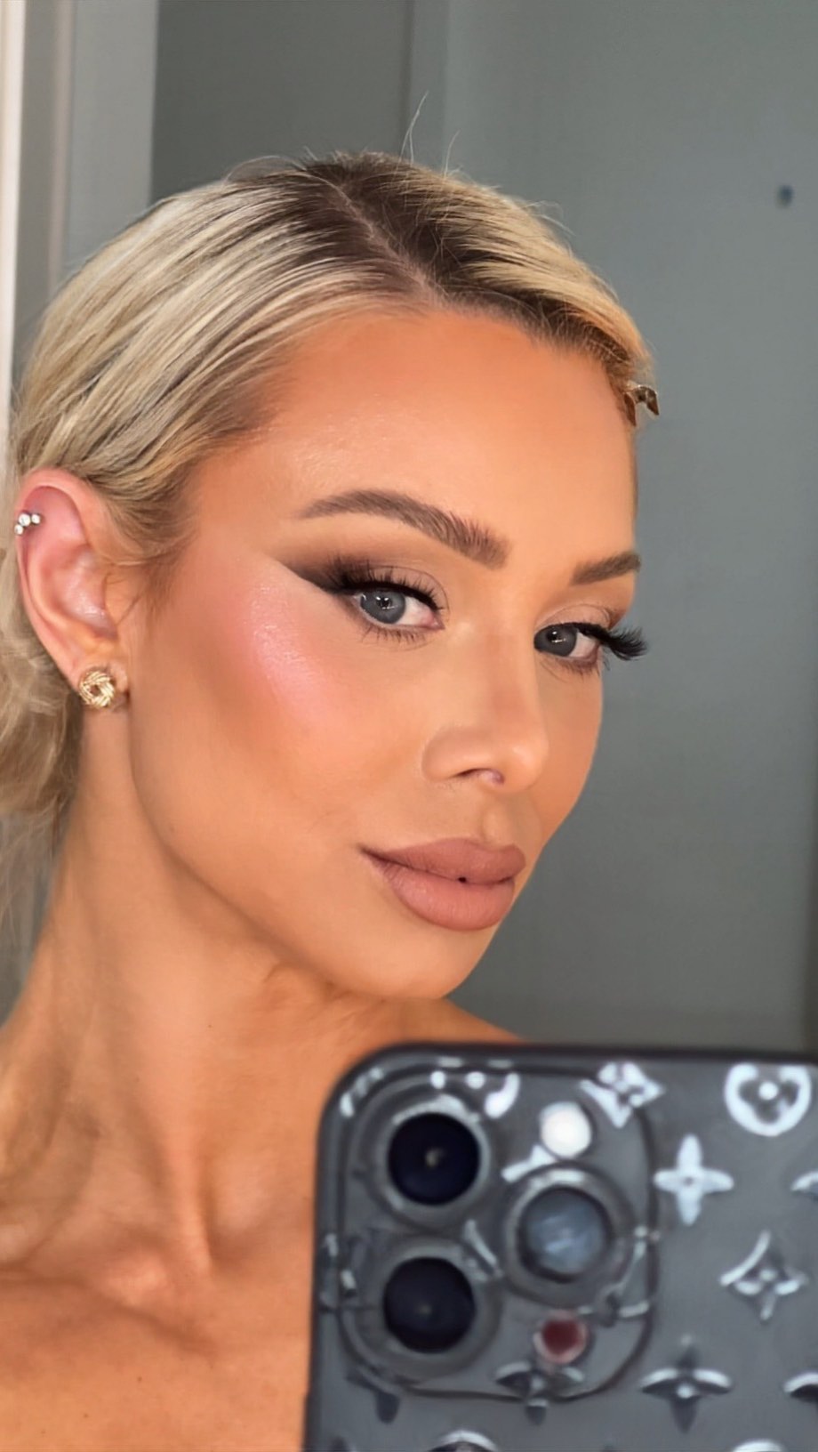 1:1 lessons are now available on my website! Today’s lesson was with @laurensimpson and she did incredible, couldn’t be more proud 🤩
Watch all the way through to follow her journey - I did her left side and she followed along with her right.
End results are absolutely stunning 😍
If you are wanting to elevate your makeup skills or have questions about this service, contact me. Can’t wait to share with you guys all my tips and tricks
.
.
.
.
.
.
.
.
.
#makeuplessons #makeuptutorial #makeupartist #makeupartistgoldcoast #goldcoastmakeupartist #goldcoastmua #muagoldcoast #goldcoastmakeup #makeupgoldcoast #brisbanemakeupartist #makeupartistbrisbane #brisbanemua