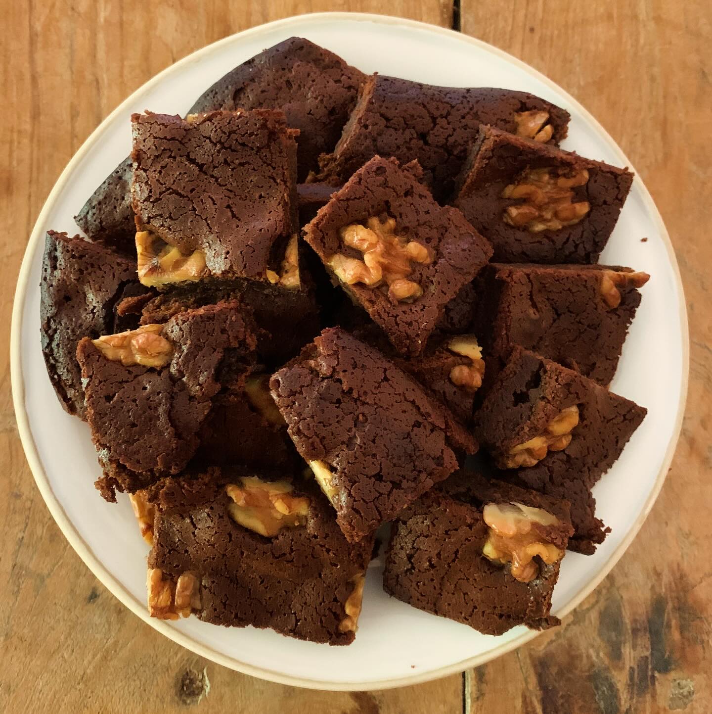 Parce que notre système nerveux central a besoin d'être RASSURÉ qu'il aura TOUJOURS de quoi manger... Ce qu'on aime vraiment, pour soulager la PEUR DE MANQUER, s'autoriser à l'avoir toujours sous la main et se répéter "je peux en manger autant que je veux" ☺️☺️ Et oui je vous assure que cela aide à se reconnecter à Soi... et à son véritable appétit, celui qui prend soin de notre santé naturellement ! Du coup voilà mon gâteau au chocolat préféré, que je mange avec joie ✨✨ 200g de chocolat noir, 200g de beurre salé, on fait fondre doucement ensemble, on ajoute 4 œufs hors du feu, une grosse cuillère à soupe de farine, et des noix, 20 min au four 🥰🥰
.
#BonAppetit !
.
.
+ de 170 recettes et astuces sur
www.delicieuxsanssucre.com
Ou lien cliquable dans ma bio @delicieuxsanssucre
.
Créez VOTRE MODE D'ALIMENTATION sur mesure 🎁🎁 avec le programme TAPAS :
Un programme de folaï pour vous guider vers une alimentation saine, gourmande et durable en 8 modules ultra-pratiques !
.
>> Contactez-moi en MP pour accéder gratuitement à l'intro de 30 min 🥳
.
.
#Transformezvotrealimentation #alimentationIntuitive
#MangerMieux #MieuxManger #Alimentation #AlimentationSaine #Flexitarien #FaitMaison #DansMonAssiette #MangerSain #MangerSainement #cestropbon #EquilibreAlimentaire #ReequilibrageAlimentaire #délicieuxsanssucreraffiné #miam #miamMiam #VraimentSain #SansGluten #gourmand #bio #delicieuxsanssucre