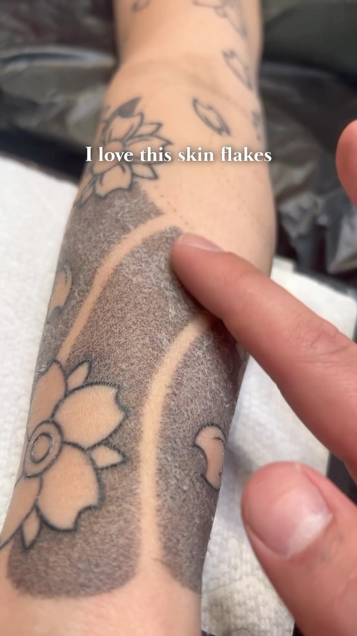 🖤 That perfect healing phase.
The skin starts to peel, it itches a little… and you know it’s healing just right.
No blowouts, no irritation — just a smooth recovery.
Satisfying to watch. Even better to feel.
#HealingTattoo #TattooPeeling #FreshInk #BlackworkHealing