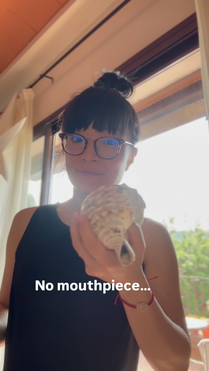 I found this conch shell being used as a decoration. No mouthpiece.
I wasn’t sure if I could blow it—but after a few tries, I finally made a sound.
It’s amazing how breath can awaken even something long silent.
#法螺貝 #修験道 #山伏 #法螺貝好きな人と繋がりたい #horagai #stockholmtaiko #yamabushi #shugendo #conchshellhorn