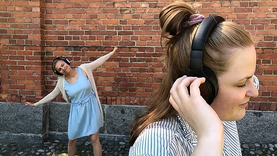 ESITTELYSSÄ:
Silent Dance - ilmainen yleisötapahtuma ✨
Silent Dance on nimensä mukaisesti tanssia hiljaisuudessa siten, että jokaisella osallistujalla musiikki soi omissa kuulokkeissa. Tarjoamme paikan päällä teemoitettuja soittolistoja tai jorata voi omien suosikkikappaleiden tahtiin. Tapahtuma on ilmainen ja se pidetään Viipurintien sillan kupeessa Laivarannan puiston urbaanissa miljöössä. 🎧🎶
Ota mukaan kuulokkeet ja puhelimesi. Avaa Tehdas tanssii -festivaalin Spotify ja valitse mieluisesi soittolista tai laita soimaan omaa lempimusiikkiasi. Anna musiikin viedä ja tanssi niin kuin sinä vain voit! Tyyli on vapaa! 🕺🏻💃🏼
🗓️: SU 3.8.2025
⏰: 16.30-17.15
📍: Laivarannan puisto