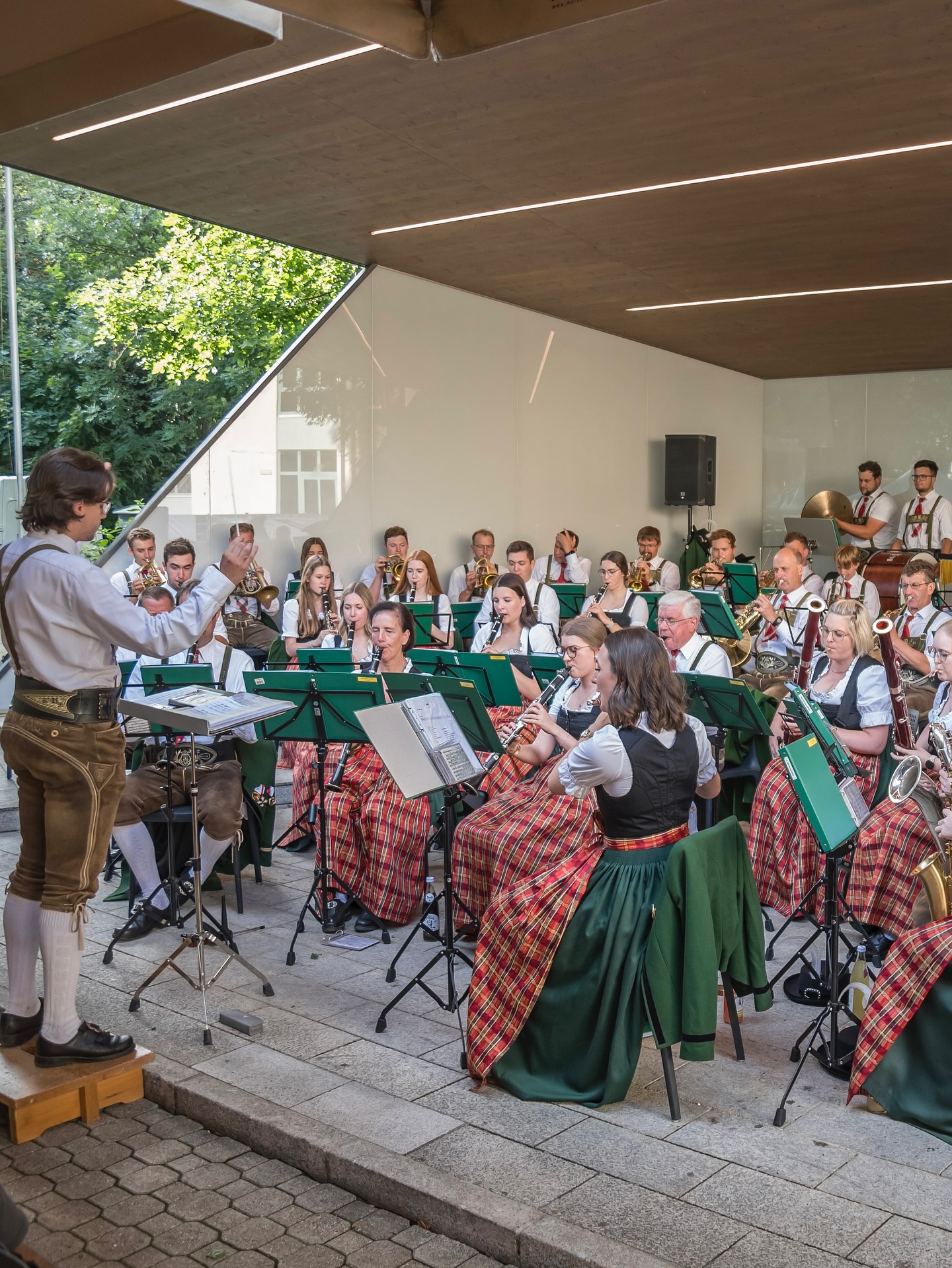 Es ist wieder soweit 🙌🏼 Am Freitag starten wir wieder unsere Stadtkonzert-Saison 🎶 Schau unbedingt vorbei - mia gfrein uns auf di! 😊
📍Freitag, 25.07. | 20:30 Uhr | Stadtpark @josalzburg
Verrate uns in den Kommentaren, welches ist dein Lieblingsmarsch oder -stück? Wir sind gespannt 🎶🥁🎺🪈
📸 JOregional / Andi Boldt