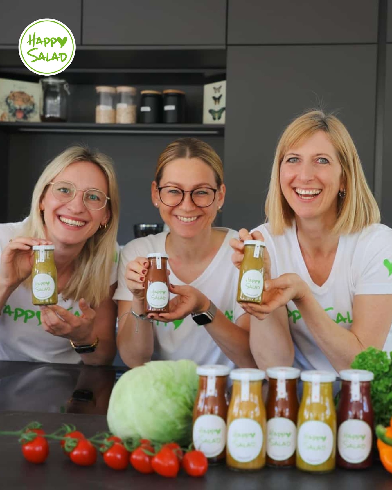 Sonne, Freundinnen & unsere Lieblingsdressings von Happy Salad – der perfekte Sommer-Mix ☀️💛🥗
Ob Gartenparty, Picknick oder einfach ein gesunder Snack zwischendurch – mit unseren Dressings wird jede Mahlzeit zum Sommer-Highlight! 😍
Lust auf leckere Rezeptideen? Schau gerne auf unserem Blog vorbei.
BE HAPPY & STAY HEALTHY 💚
#SummerVibes #Salatliebe #SalatLiebe #GesundeErnährung #happysalad #HealthyLifestyle