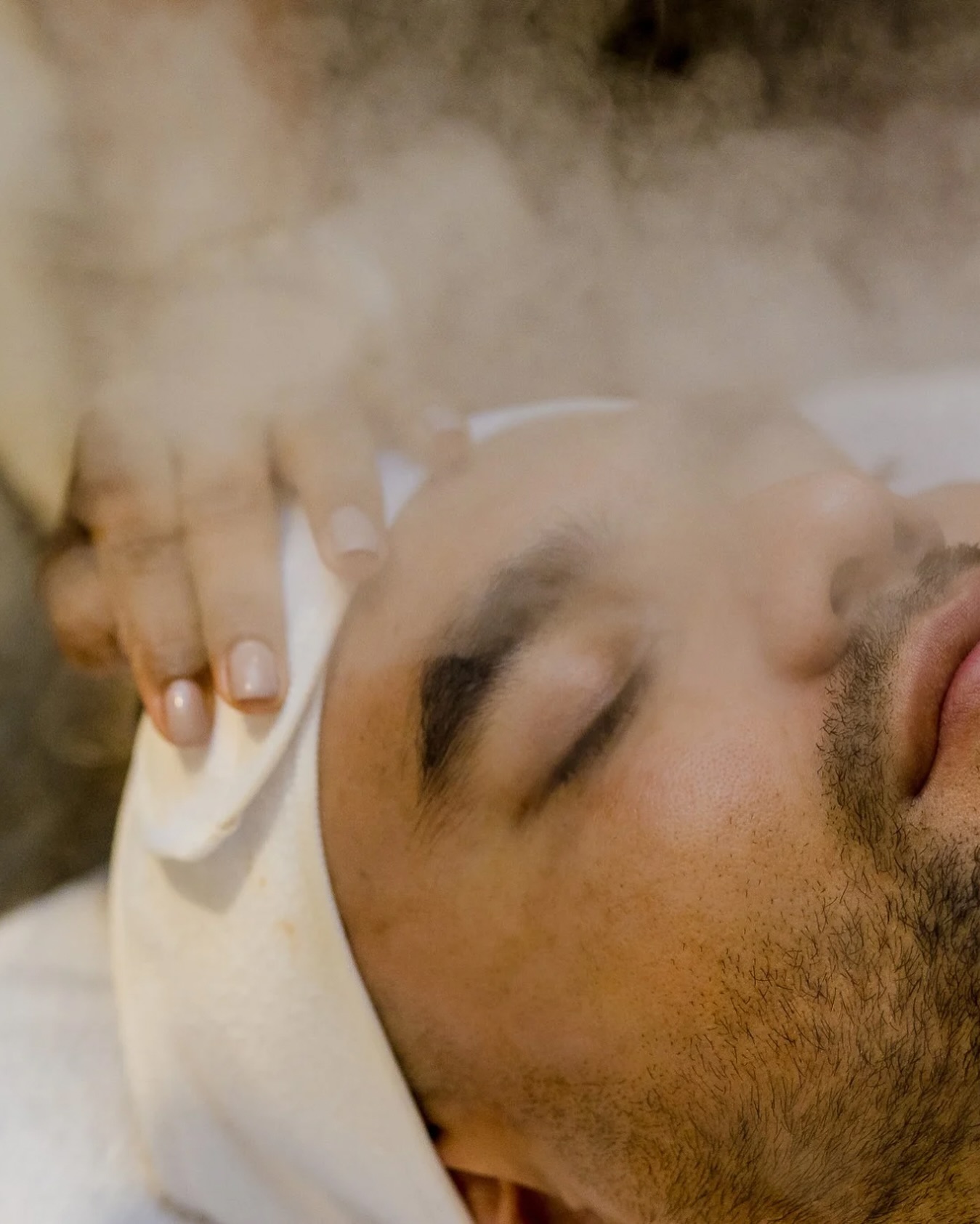 💼✨ Caballero, la distinción también se refleja en tu piel.
Descubre el arte del cuidado facial en una experiencia hecha a tu medida: discreta, refinada y absolutamente revitalizante.
Porque el verdadero lujo comienza con el bienestar.