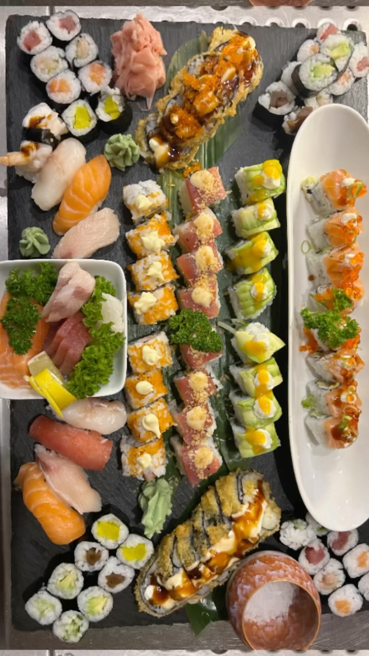 🍣 KUGO Mega Mix – 90 Teile pures Sushi-Glück! 🍱🔥
Erlebe den ultimativen Sushi-Genuss mit unserem KUGO Mega Mix!
90 Teile feinste Qualität, frisch zubereitet vom Meister – perfekt für deine Party, den besonderen Abend oder einfach, weil du’s dir verdient hast! 💯❤️
🎉 Vielfalt, Geschmack, Qualität – alles in einer Box!
📍 Nur bei KUGO – dem Hotspot für echte Sushi-Liebhaber.
👉 Jetzt bestellen und den Geschmack feiern!
#SushiLovers #KUGOMegaMix #SushiTime #FoodieLife #SushiAddict #EssenGehtImmer #SushiDeluxe #PartyFood #FoodPorn #MegaSushiBox #KUGO #AllYouCanEatVibes #FreshAndTasty #SushiLover #FeastMode