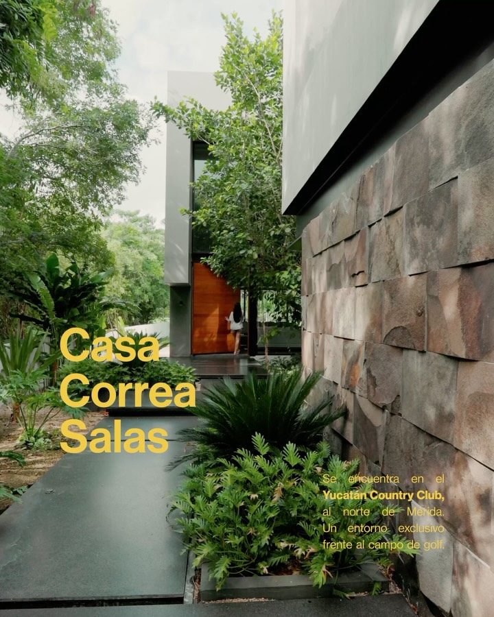 CASA CORREA SALAS.
Un proyecto que traduce la simplicidad en elegancia.
Ubicada en el Yucatán Country Club, al norte de Mérida, esta residencia aprovecha su orientación norte-sur para ofrecer vistas privilegiadas y ventilación ideal. Su diseño ortogonal y materiales en tonos claros crean espacios amplios y funcionales, pensados para disfrutarse desde el interior hacia el exterior.
La planta alta se reserva para la privacidad, mientras la planta baja se abre al campo de golf, integrando la vida social con el paisaje. La luz natural y las sombras forman parte esencial del diseño, aportando vida y movimiento a cada espacio.
#DesnivelArquitectos