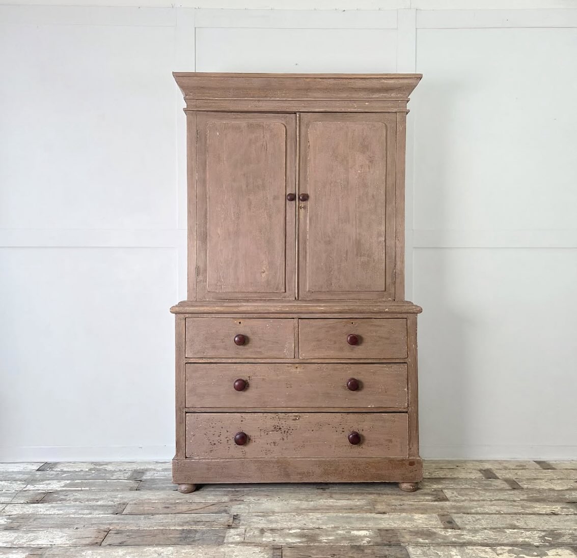 Introducing our Exhibitors 🤍
@jenningsandcox
Gorgeous antique country furniture carefully curated by Hannah @jenningsandcox alongside beautiful decorative antiques and handmade bows from vintage textiles 🌿
We are delighted that Hannah will be joining us at the Summer Brocante @moylescourt with Lucie @therusticshackk on 25th August 🌸
Come and shop with our fabulous small independent businesses, follow their accounts and meet them in person at the Brocante 🤍
Monday 25th August 🎪
10 - 4pm
Moyles Court School
Nr Ringwood
New Forest
Tickets are now on sale through our website - see link in bio above 🎟️ or buy them on the gate when you arrive
All tickets £7:50 | U14 free 🎟️
Dogs on leads welcome 🐕
Free parking on site 🚙
Accessible parking & facilities 🚗
Artisan Food Stalls within the Fair 🍕 🧁 ☕️🍦
The full List of Exhibitors taking part is available on our website (see link above)
We look forward to seeing you soon!