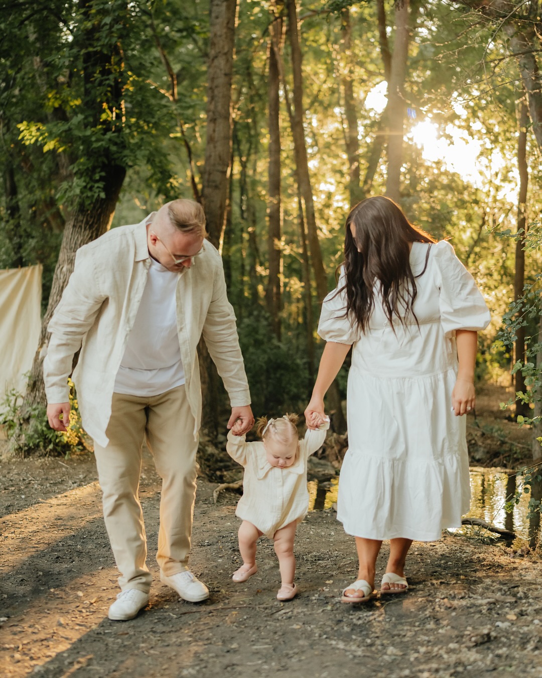 Ugh! These absolutely melt my heart! 😍📸🥰 Family photos for the sweetest little family!