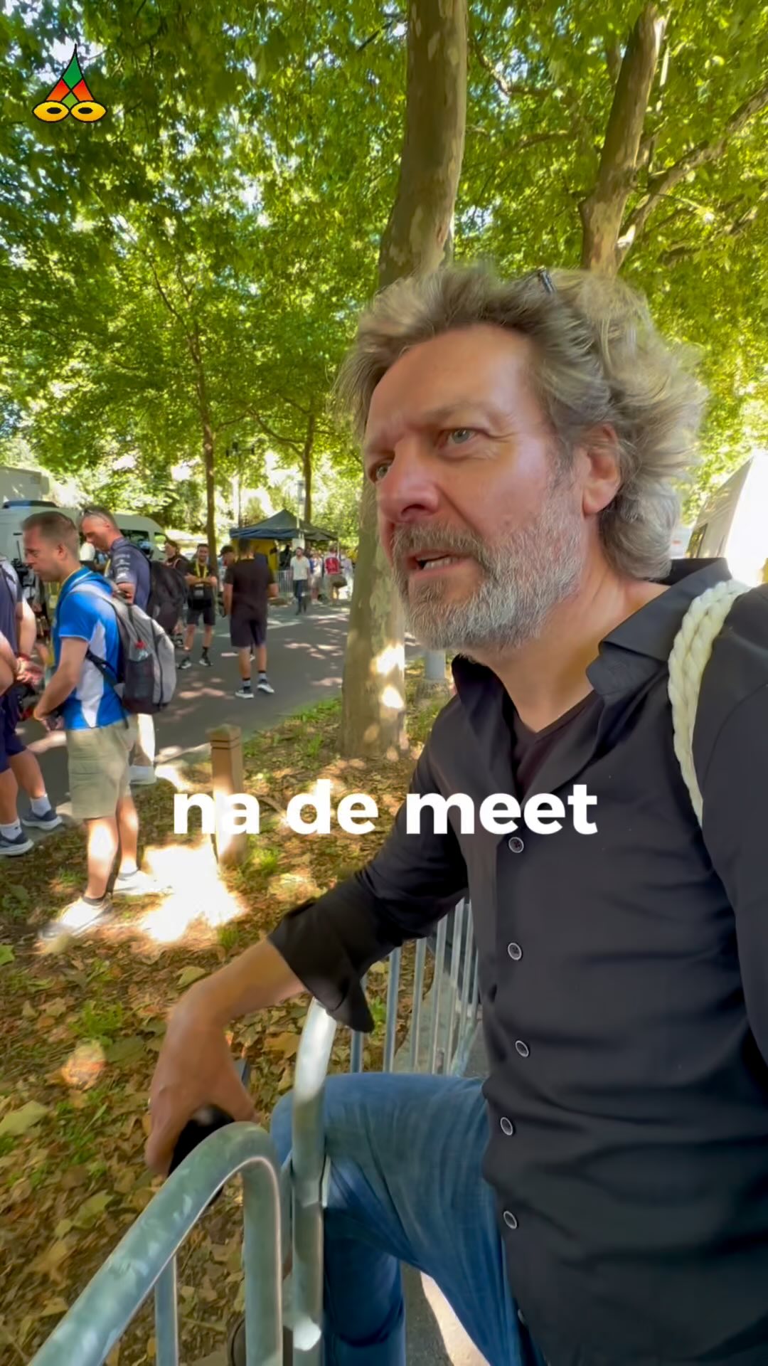 – Na de meet
De koers eindigt nooit echt.
Ze krult terug, keert om, en begint opnieuw —
in het zwart, in het licht, in ons hoofd.
#poëziejournaal #houdezonzijde #tourdefrance #dichteropdefiets #poëzie #cyclinglife
Volg het Poëziejournaal: dichterlijke reportages van Hilma ten Boske en Maurice Jonkers, over sport, kunst, koken, klussen, handel, natuur en liefde.❤️