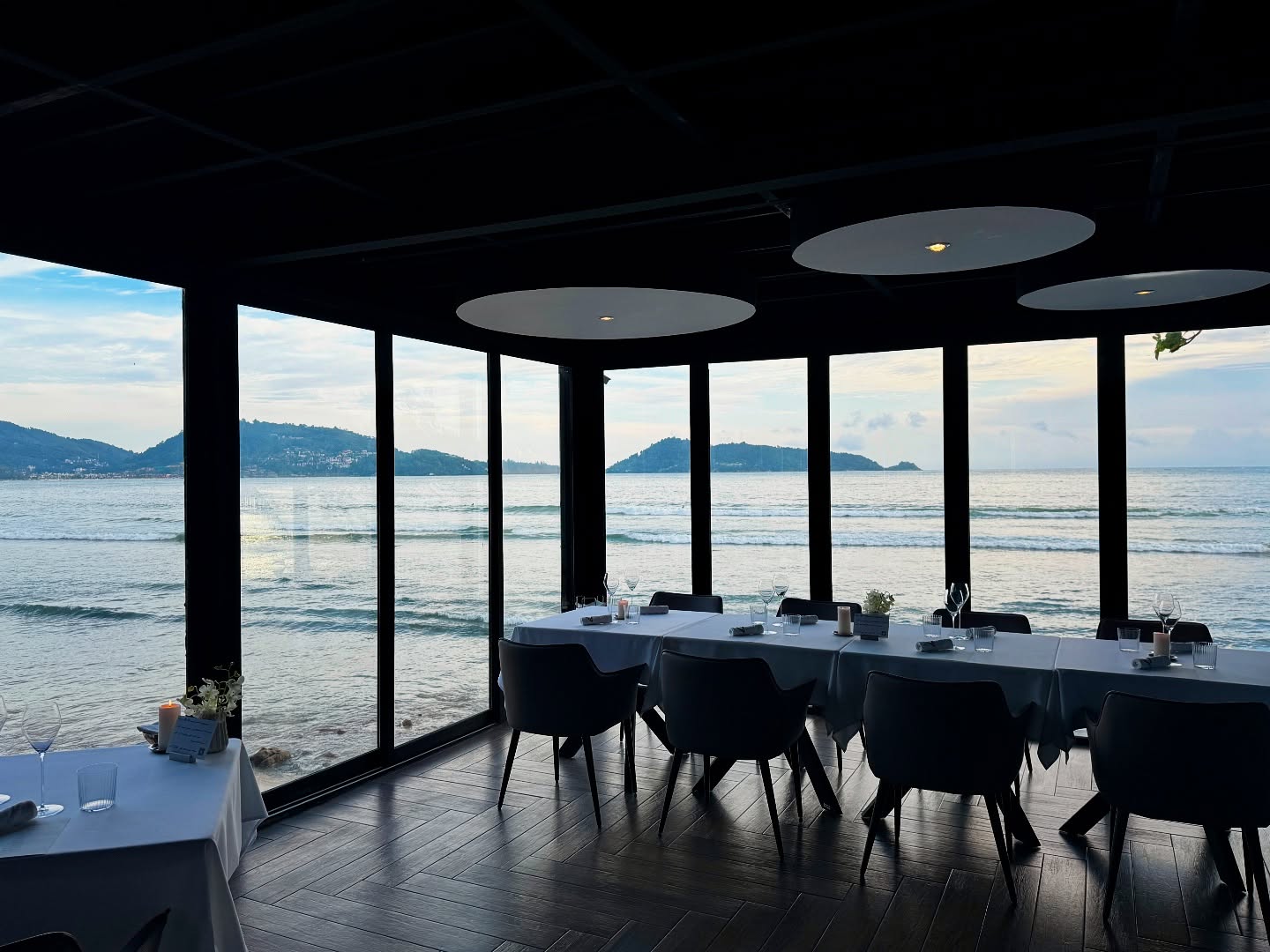 Sheltered from the rain, gathered with friends — a table by the sea, where the storm only adds to the charm. 🌧️🍷 #LaromeByTheSea