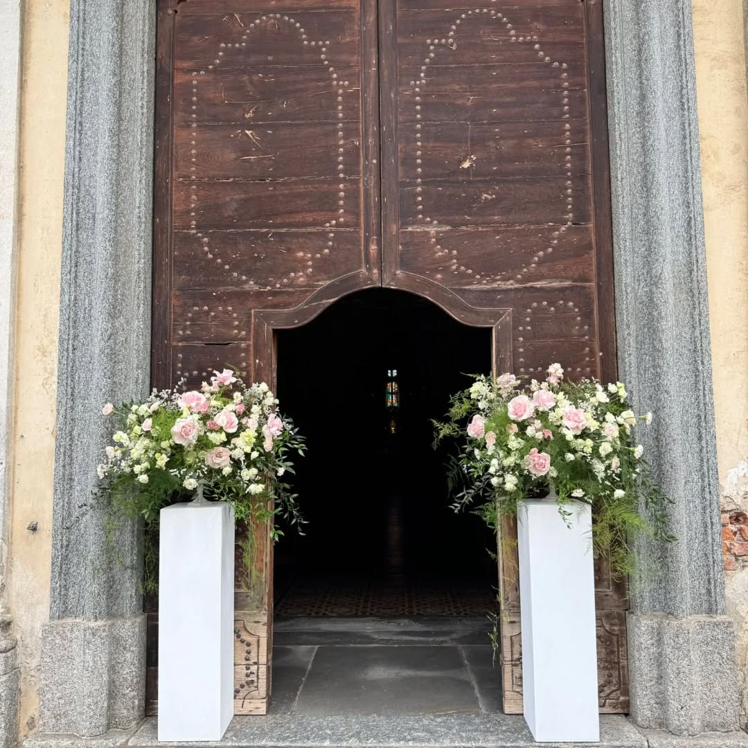 Ingresso wedding ilbocciolo_milano 375.7499450 www.ilbocciolo.it #flowers #villasubaglio #weddingplanneritaly #fiorimatrimonio #bride @amalgarosa