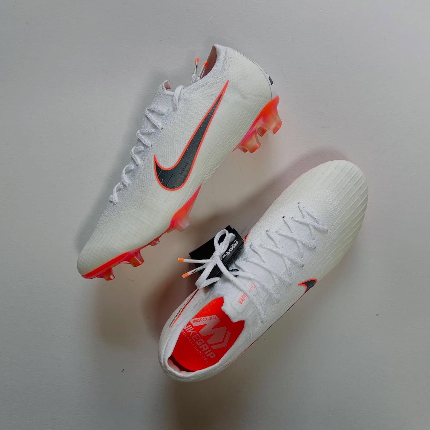 Cool. Clean. Clinical.
The Nike Mercurial Vapor 360 Elite “Just Do It” was built for the world’s biggest stage – Russia 2018. Worn by the likes of Mbappé and Hazard, this ice-cold design featured a platinum Flyknit upper, iridescent soleplate, and explosive 360° traction.
Part of Nike’s World Cup “Just Do It” Pack – where confidence met clarity.
⚪ Flyknit construction
⚪ Chrome finish soleplate
⚪ Original RRP: £220
#Mercurial360 #NikeJustDoItPack #Vapor360 #WorldCupBoots #MbappeBoots #HazardBoots #RareFootballBoots #Bootsfinder #SpeedBoots #CollectorBoots #NikeMercurialVapor