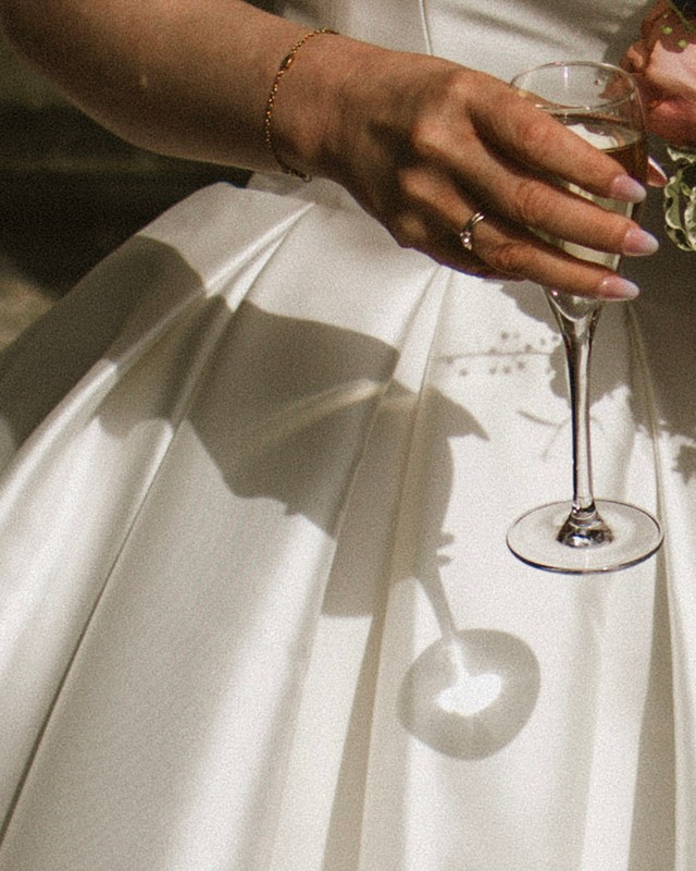 C & M, Mai 2025 :
Les yeux fermés, a 100% !
" Un immense merci au Traiteur M. pour avoir contribué à rendre notre journée de mariage absolument parfaite ! Dès les premiers échanges, nous avons été séduits par la qualité du service client, la disponibilité et la réactivité de toute l’équipe. La préparation, la dégustation en amont et les discussions pour organiser le jour J se sont toujours déroulées avec beaucoup de sérieux, de professionnalisme et de bonne humeur.
Le jour du mariage, tout a véritablement dépassé nos attentes : l’équipe a été totalement autonome, anticipant tous les petits et grands détails, ce qui nous a permis de profiter pleinement de notre journée sans aucun stress. Leur discrétion et leur efficacité ont été très appréciées.
Le repas était tout simplement délicieux : des produits de qualité, des saveurs originales et une présentation soignée, nos invités se sont régalés du début à la fin. Nous avons reçu une multitude de compliments sur la prestation, beaucoup de nos invités ont même retenu le nom du traiteur !
Nous recommandons le Traiteur M. les yeux fermés, à 100 %, pour leur sérieux, leur professionnalisme et leur gentillesse.
Encore merci d’avoir rendu cette journée inoubliable ! "
- Photo : Auriane Perez
#Mariage2025 #TraiteurMariage #RetourDExpérience #TraiteurM #mariage2026 #mariagealsace