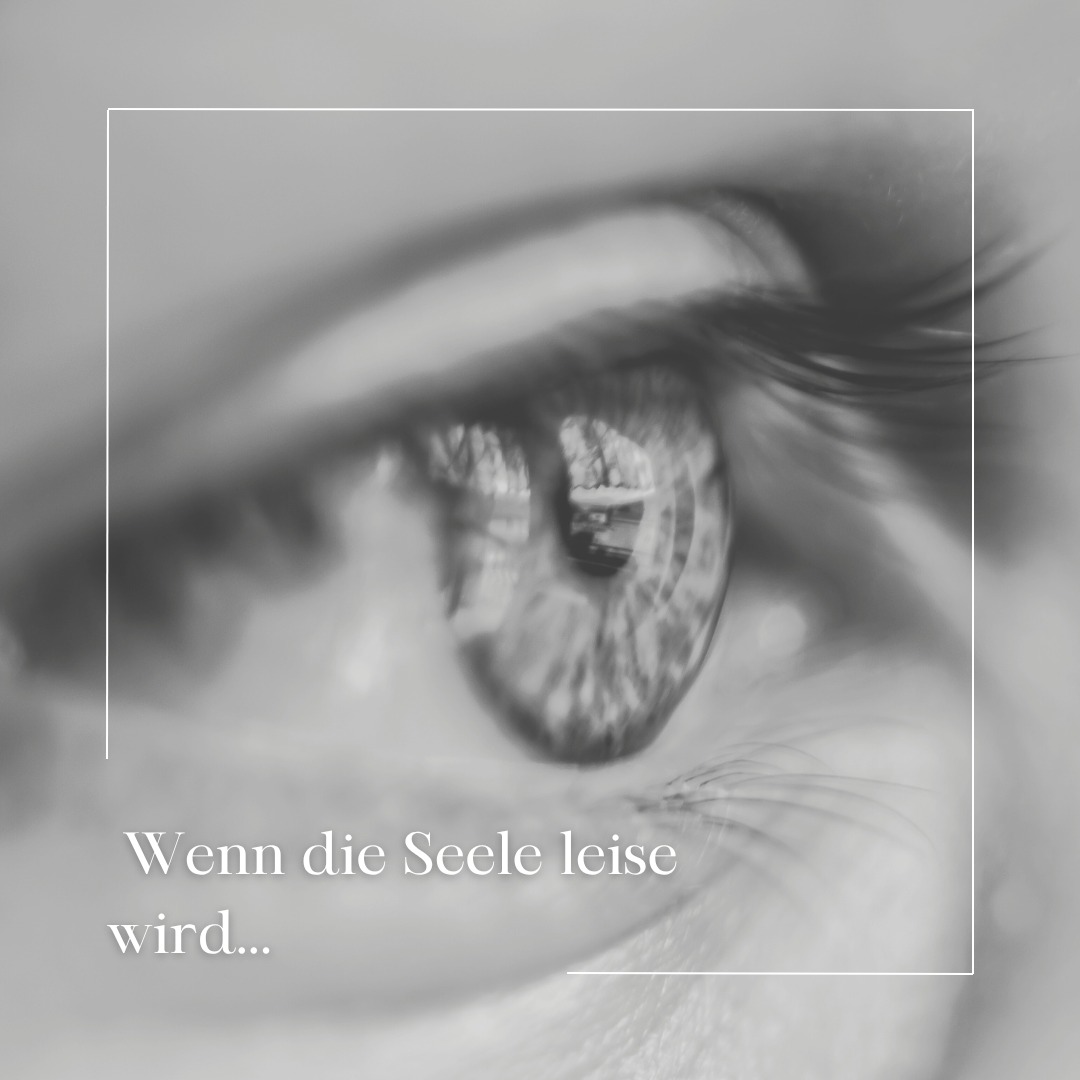Wenn die Seele leise wird...
Manche Menschen wirken plötzlich stiller, zurückgezogener, irgendwie abwesend.
Nicht, weil sie desinteressiert sind – sondern weil etwas in ihnen gerade ums Überleben kämpft.
Nach einem schweren Schicksalsschlag zieht sich die Seele oft zurück.
Nicht aus Schwäche.
Sondern aus Selbstschutz.
Sie wendet sich nach innen, sucht Halt, verarbeitet, heilt.
Diese Phase braucht Zeit, Raum – und manchmal einfach nur stille Begleitung.
👉 In der TCM verstehen wir solche inneren Rückzüge als Reaktion des Shen (Geistes) auf seelische Erschütterung.
Wird der Schock zu gross, zieht sich der Geist ins Innere zurück – der Blick wird leer, das Herz schwer.
🌿 In meiner Arbeit begleite ich solche Prozesse mit grossem Respekt.
Ohne zu drängen.
Ohne zu viel zu bewegen.
Manchmal ist ein feiner Impuls schon genug, damit das Innere wieder Vertrauen fasst.
#Seelenheil #Shen #Trauerbegleitung #Schicksalsschlag #TCMVerstehen #TraumaausTCMSicht #HerzQi #ZurückInsLeben #NaturheilkundlicheBegleitung #depression #angst #selbstliebe #akupunktur #psychosomatisch #psyche #trauer #selbstschutz #aarau #naturheilkunde #psychologie #liebedichselbst #deinenweg #stark