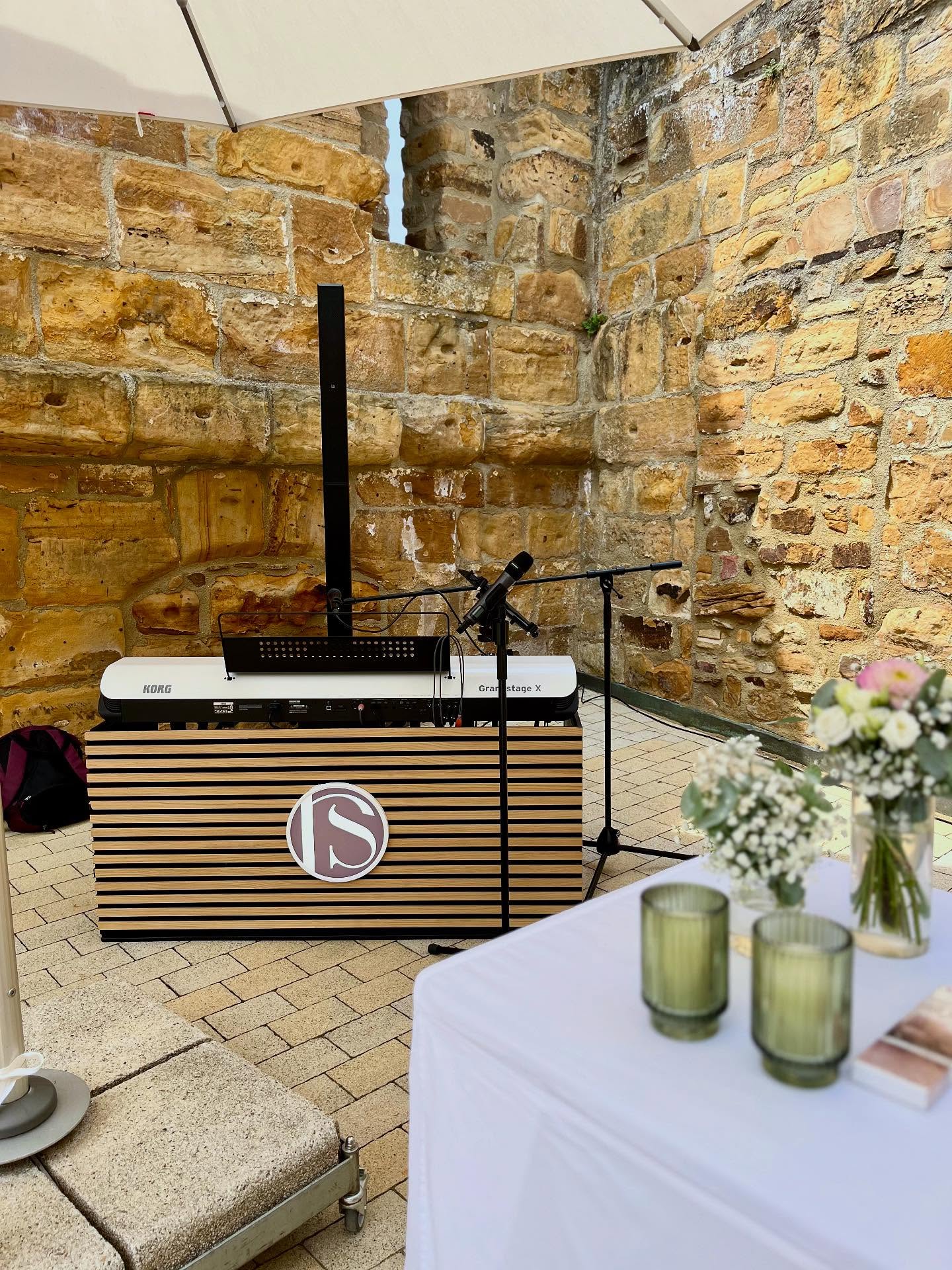 Zwei Hochzeiten, ein Sommertag ☀️
Am Samstag durften wir gleich zweimal musikalisch dabei sein – vormittags beim Standesamt und nachmittags bei der freien Trauung von Marina & Alexander auf der traumhaften Burg Staufeneck @burgstaufeneck 
Eine liebevolle Trauung mit der Traurednerin Kerstin @seelenbuendnis_ festgehalten von der wundervollen Fotografin @rebeccaconte_photography und wir mittendrin: Live-Musik zur Trauung, entspannte Klänge beim Sektempfang und abends hat DJ D. Vine @dani_an_den_keys die Party zum Kochen gebracht. 💃🕺
Trotz Sommerhitze und kurzem Regenschauer: Die Tanzfläche war bis halb drei voll – was für ein Fest! Danke, dass wir dabei sein durften. 💛
#sommerhochzeit #burgstaufeneck #hochzeit2025 #trauungmitmusik #sektempfang #djhochzeit #livemusik #rebeccasammet #djdvinestuttgart #weddingvibes #freietrauung #hochzeitsduo #hochzeitssängerin