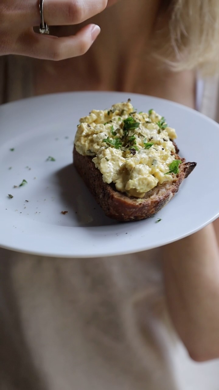 What’s for lunch? This high protein Egg-less Salad on Sourdough. My egg free take on the classic Egg Mayonnaise Salad, but made using tofu as the protein.
So satisfying and high in protein. Let me show you how in 30 seconds.
The full recipe is on my blog ✨
#tofusalad #vegansandwich #veganerezepte #veganproteins #highprotein #highproteinvegan #foodblogger #gesunderezepte #foodreels #gesundessen #plantbased #foodphotography #recipeblog