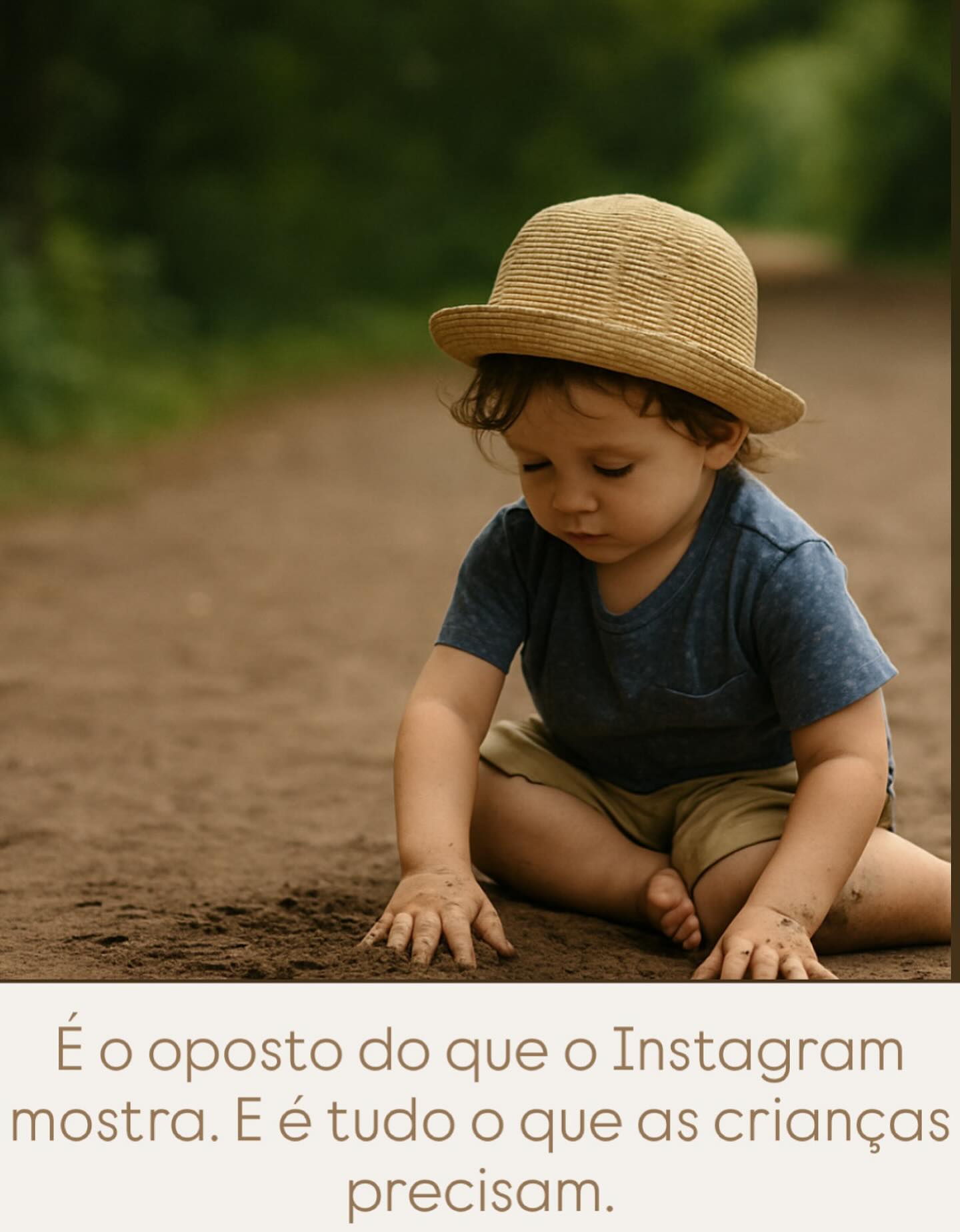 ✨ Sabemos que isto vai contra a corrente.
Num feed onde tudo parece extraordinário,
onde os dias têm de ser aproveitados até ao último segundo,onde a infância é um palco de experiências inesquecíveis…
Fica a sensação de que, se não estivermos sempre a oferecer “algo novo”, então estamos a falhar.
Mas a verdade é esta: na primeira infância, os nossos filhos não precisam de mais estímulo.
Precisam de mais base/raizes.
🧠 A neurociência já não tem dúvidas:
O sistema nervoso infantil não se regula na novidade.
Regula-se no previsível, no repetido, no conhecido.
Estudos do Harvard Center on the Developing Child, da UNICEF, entre outros dizem o que o instinto já nos sussurra:
→ Rotinas seguras são alimento emocional.
→ Menos estímulo é mais regulação.
→ Um ambiente previsível é um lugar onde o cérebro pode crescer.
As férias mais transformadoras dos nossos filhos não foram as mais preenchidas.
Foram as mais simples.
As que tinham um caminho repetido.
Um ritmo respirável.
Um tempo que se podia habitar.
Porque a regulação começa em nós e passa para eles.
🌈 As crianças não precisam de uma infância performativa.
Precisam de espaço para SER.
Para se entediarem.
Para repetirem.
Para descansarem dentro de si mesmas.
💭 Talvez o mais importante nas férias não seja o destino,mas como o corpo se sente quando estamos lá.
Se isto ressoou, partilha.
Nem tudo o que vale a pena se fotografa.
Mas há coisas que valem a infância inteira.
E tu?
Quais foram as férias mais memoráveis da tua infância?
As cheias de planos… ou as em que o tempo andava devagar?