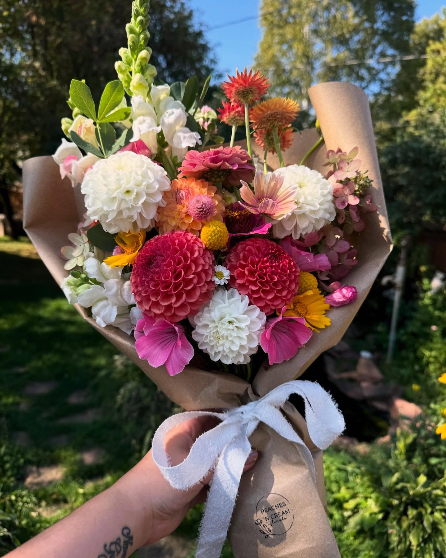 It’s bouquet day! We’re making bouquets this morning with pickup set this evening 🌸 We can’t wait to share these first blooms of the season with you!
Super simple checkout on our new website linked in our bio, or message us!