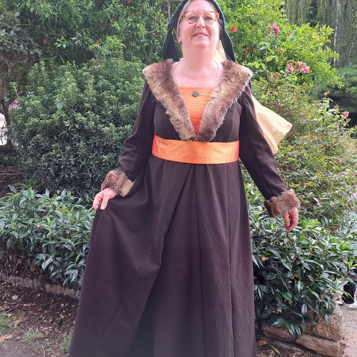 J'ai croisé Véronique ce week-end à la fête des remparts à Dinan. Elle a magnifiquement réussi à terminer sa tenue entièrement réalisée, patron sur mesure, coupe et réalisation. Félicitations 👍 car je sais qu'elle a passé beaucoup de temps et à pris le temps d'apporter de belles finitions en respectant le costume médiéval 😃