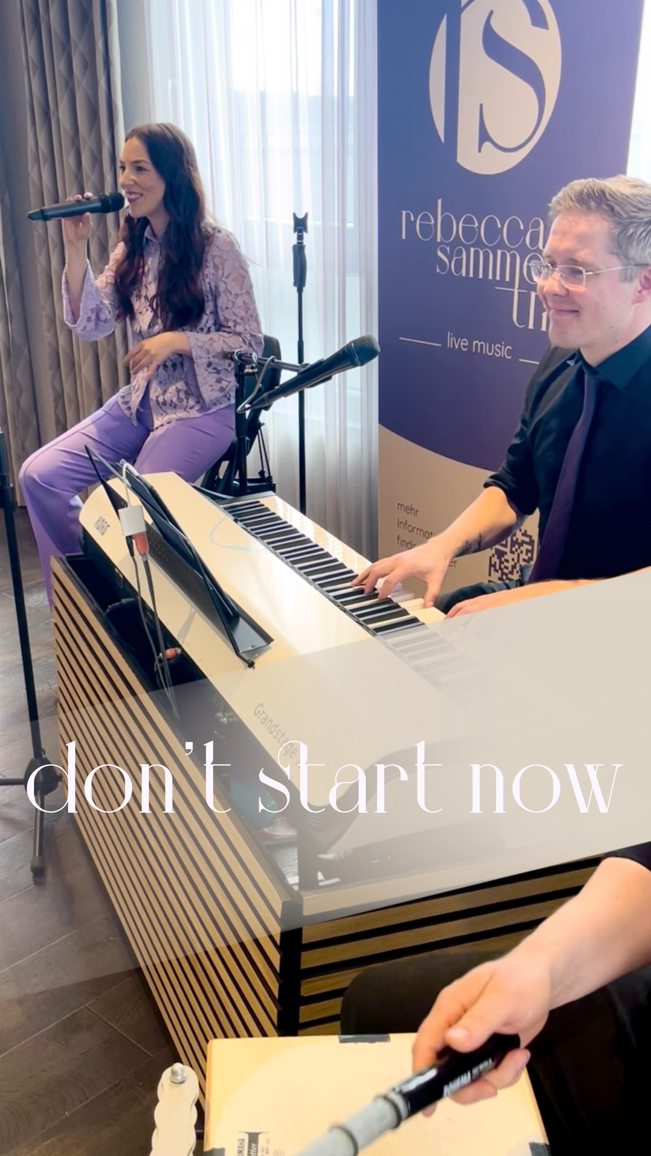Ein Hauch von Sommer, ein Hauch von Leichtigkeit. ✨
„Don’t Start Now“ – live gespielt mit dem Rebecca Sammet Trio.
Unser Highlight: das Piano-Solo von Daniel – entspannt, groovy und voller Atmosphäre.
Genau diese Momente lieben wir an der Livemusik – wenn sich der Raum verändert und alles einfach fließt.
Ihr plant eine Hochzeit oder ein Event?
Wir bringen den passenden Soundtrack dazu.
#RebeccaSammetTrio #LiveMusik #PianoVibes #DontStartNow #LoungeFeeling #SummerVibes #Eventmusik #Hochzeitsmusik #hochzeitsband #hochzeitssängerinstuttgart