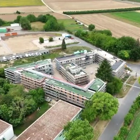 Die Holzmodule stehen!
Ein Projekt mit Haltung – und mit Fakten:
📍 6.100 m² Grundstück
🏢 ca. 4.860 m² BGF
🏘️ 96 Wohneinheiten
👥 300 Menschen finden hier Platz
🌲 2–3 Geschosse in Holzmodulbauweise
⚡ Wärmepumpe & PV
📽️ Drohnenflug zeigt: Der Layenhof entwickelt sich! Wir sind sehr gespannt auf die weitere Entwicklung.
Danke an alle Beteiligten!
#Mainz #Geflüchtetenunterkunft #Konversion #Holzmodulbau #Städtebau #Nachhaltigkeit #StadtMainz #ARS #IBC #dresslerbau #gemündenbau #mdlmodule