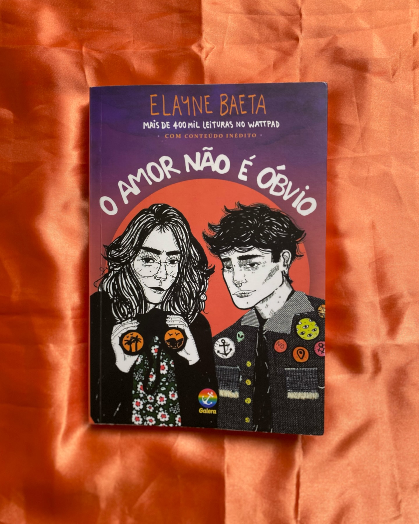💖O Amor não é Óbvio - Elayne Baeta
Nota: ⭐⭐⭐⭐
🧡Sabemos que o amor pode não ser tão certeiro como gostaríamos que fosse, além disso quando uma pessoa nova aparece na nossa vida e nos faz questionar tudo o que acreditamos saber sobre si próprio. É por isso que Íris Pêssego começa a viver quando conhece mais a fundo Édra Norr, nova namorada da garota mais popular da escola, Camilla Dourado, e ex-namorada do seu crush Cadu.
🧡Quando Camilla e Édra atravessam o corredor das escolas abraçadas e de romance no ar, todos se questionam: o que aconteceu com o casal perfeito? Por que Camilla agora está com essa menina? Mas na cabeça de Íris, a única coisa que passa é que chegou o seu momento ideal para se aproximar do garoto mais legal de São Pratique, Cadu. Antes disso, ela precisa usar Édra para ser seu “experimento” e entender quem é essa garota com quem Camilla está se relacionando.
🧡Ela fica um tanto obsessiva pela Édra? Sim! E é super normal uma menina “heterossexual” ficar obsessiva por uma garota lésbica? Não, porém, é algo que ela irá descobrir com o tempo, quando o destino jogar um trabalho de literatura onde ambas serão duplas, coisa mais clichê impossível. Nessa caminhada, íris vai conhecer Édra mais afundo e, ao mesmo tempo, vai se descobrir e sentir um amor que não é nada óbvio perto da realidade dela.
🧡Dito isso, o livro foi escrito pela escritora baiana, Elayne Baeta, sendo publicado primeiro no Wattpad e, no ano de 2019, sendo publicado pela editora Galera. A princípio, a história parece se passar no Brasil, mas conforme se lê, acredito que a escritora quis escrever uma cidade fictícia, porque os nomes dos estabelecimentos no livro não batem muito com algo nacional ou com algo regional. Principalmente pelo fato delas terem 17 anos e dirigir, algo que no Brasil só é possível legalmente ao completar 18 anos.
🧡Leia a resenha completa no blog, o link está na Bio.
#oamornaoeobvio #editoragalera #romance #elaynebaeta #resenha #resenhadelivros #books #bookstagrammer #instabook #romancesáfico #lesbico #lgbtqia🌈 #feed #nota
