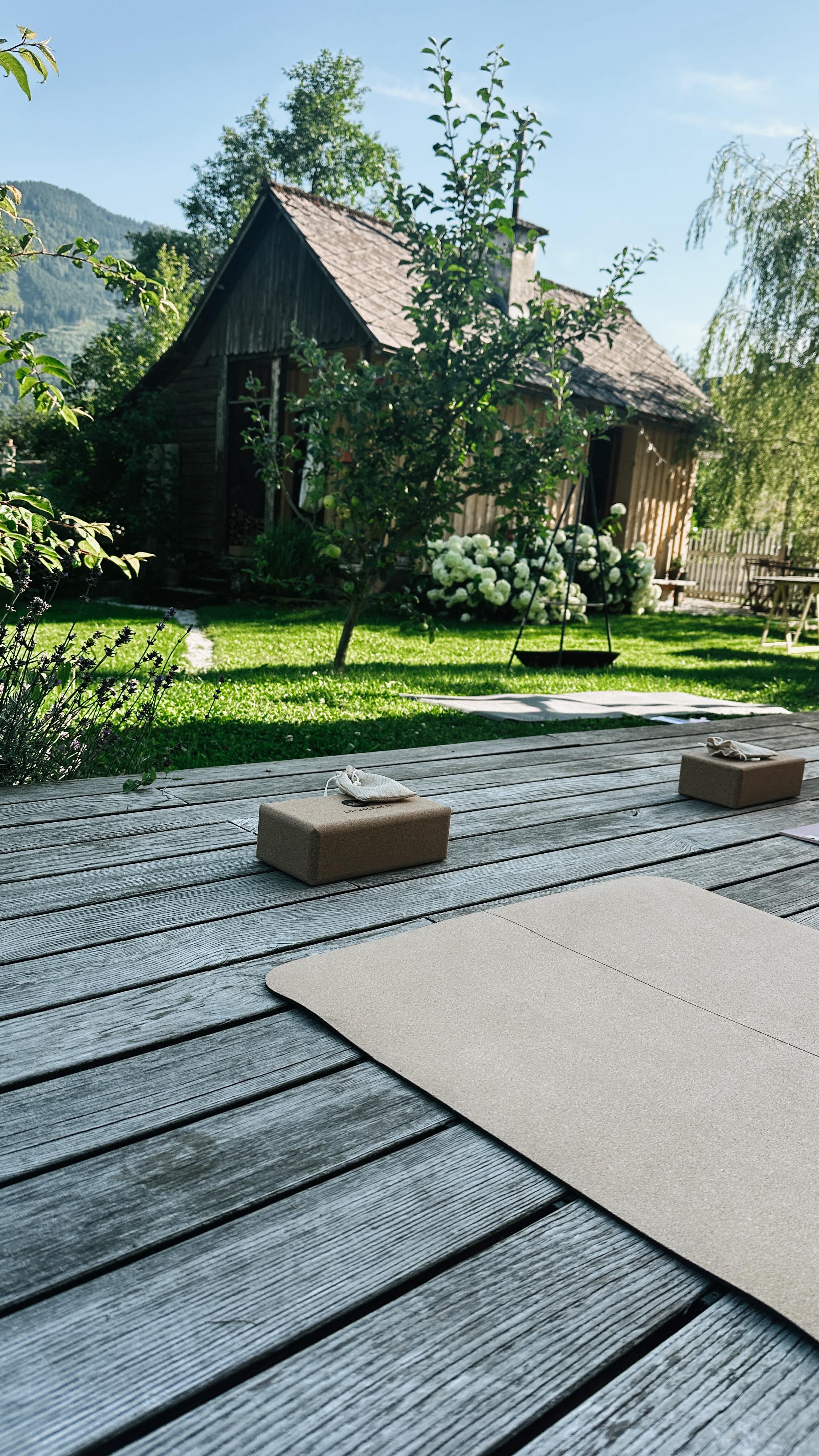 Yoga und Ikebana – ein Abend voller Tiefe, Schönheit und Verbindung.
Stimmig, berührend, emotional.
Großartige Menschen, ehrliche Begegnungen.
Einfach rund.
Danke @yogabs_rottenmann
#ikebana #yoga #blumengarten #workshop #blumendieanmorgendenken #slowflowers