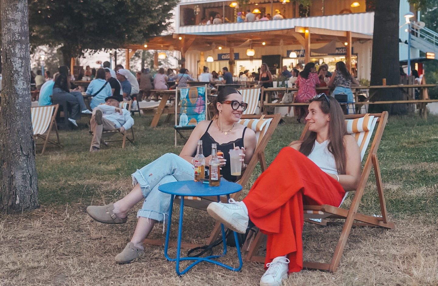 Quoi de mieux qu’un couché de soleil entre copines chez @mimifamily_plage pour profiter de ses vacances dans le #Comminges ?😎
On se retrouve 7J/7, du matin jusqu’au soir, à Saint Gaudens au Lac de Sède, pour des moments inoubliables en famille ou entre amis 🙌🏻
À très vite
La team MiMi ❤️🔥