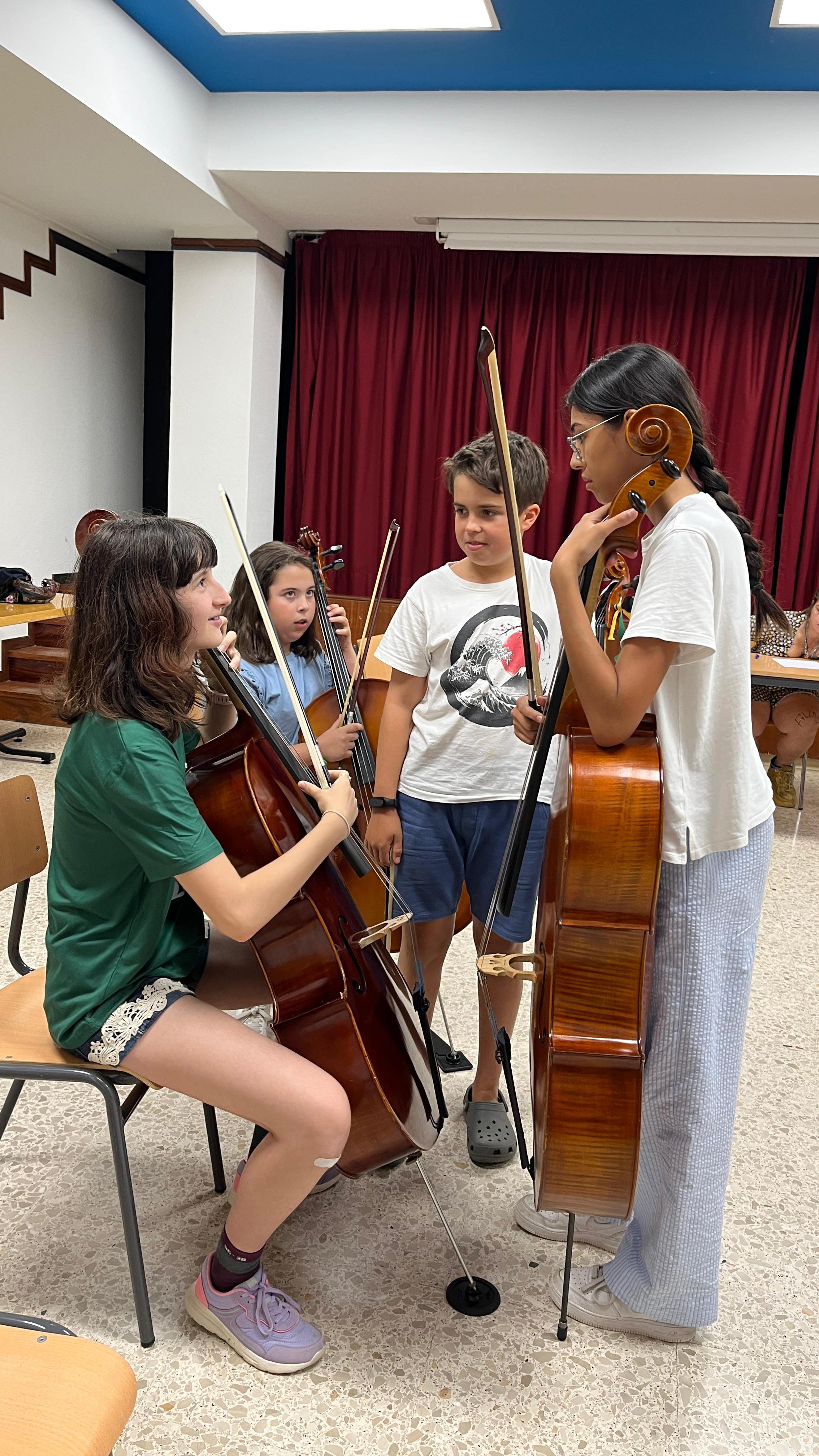 ¡Seguimos disfrutando de los bonitos recuerdos de nuestro curso de verano en Panxón!
Una vez más, ¡muchísimas gracias a todas las personas que lo habéis hecho posible: alumnado y profesorado, madres y padres, público de los conciertos, nuestra invitada Natalie Haas, el pianista Brais González, el Concello de Nigrán, entre muchos otros!
Os dejamos por aquí un vídeo recopilatorio con fotos del curso. ¡Esperamos que lo disfrutéis!