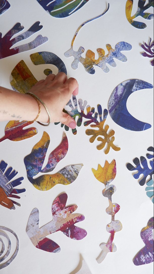 Cada boda es un mundo… y cada diseño que creamos, también.
Gracias a Elena y Manuel por confiarnos algo tan especial como su papelería de boda y por darnos total libertad para hacer lo que más amamos: plasmar arte con sentido y emoción.
La única petición: que los cuadros pintados por el padre de Elena fueran parte del diseño.
¿El resultado? Una papelería única, con historia, con alma.
Porque cuando el arte y el amor se encuentran, todo fluye.
No es solo papel, son historias hechas a mano.
Novia.@eleagh
Novio. @manueldelriofdez
WP. @rossilandazurieventos
Flores. @espaciosverdeslogrono
Catering. @bistro1948
Espacio. @vhh_fincalaemperatriz
Fotografía de boda. @caleidoscopia.foto
Diseño papelería. @mdateliercreative
#BodasConArte #PapeleríaDeBoda #DetallesQueEnamoran #DiseñoConHistoria #WeddingStationery #BodasEspaña #AmorEnCadaDetalle #HechoConAmor #BodasCreativas #ReelDeBoda