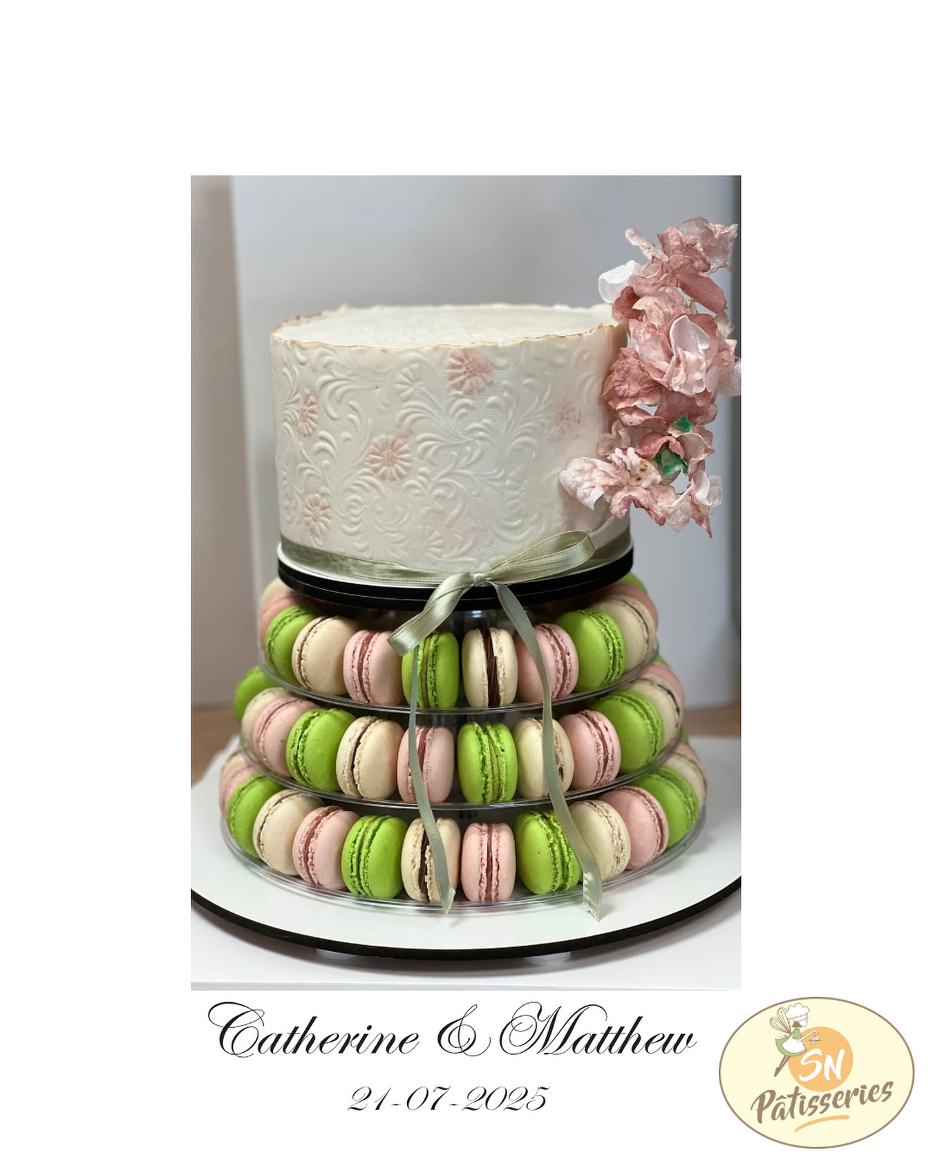 Gluten-free Wedding Cake on macaron tower for Catherine & Matthew’s wedding yesterday at @chez_vallee
Thank you so much for your trust in my pastries. 💖💐
#snpatisseries #charentemaritime #cognac #weddingcake #pastrychef