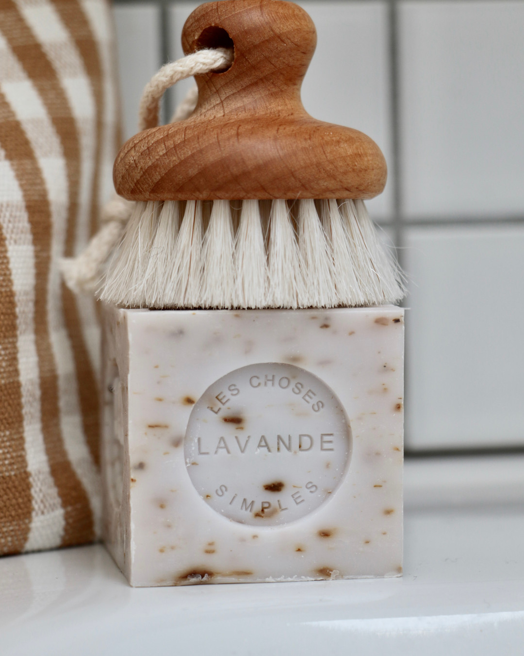 Et si la trousse de toilette devenait un espace de simplicité, de douceur, et de conscience ?
Exit les flacons en plastique et les produits superflus…
Place aux essentiels durables 🌿 : savons et shampoings solides, brosses en bois...
Moins d’encombrement, plus de liberté.
Moins de déchets, plus de respect.
Tous les essentiels sont à retrouver dans notre sélection slow sur www.lesjoliesemplettes.com
#zerodechet #troussedetoilette #minimalisme #voyagerleger #slowcosmetique #hygienenaturelle #ecoresponsable #routinebeaute #lesjoliesemplettes