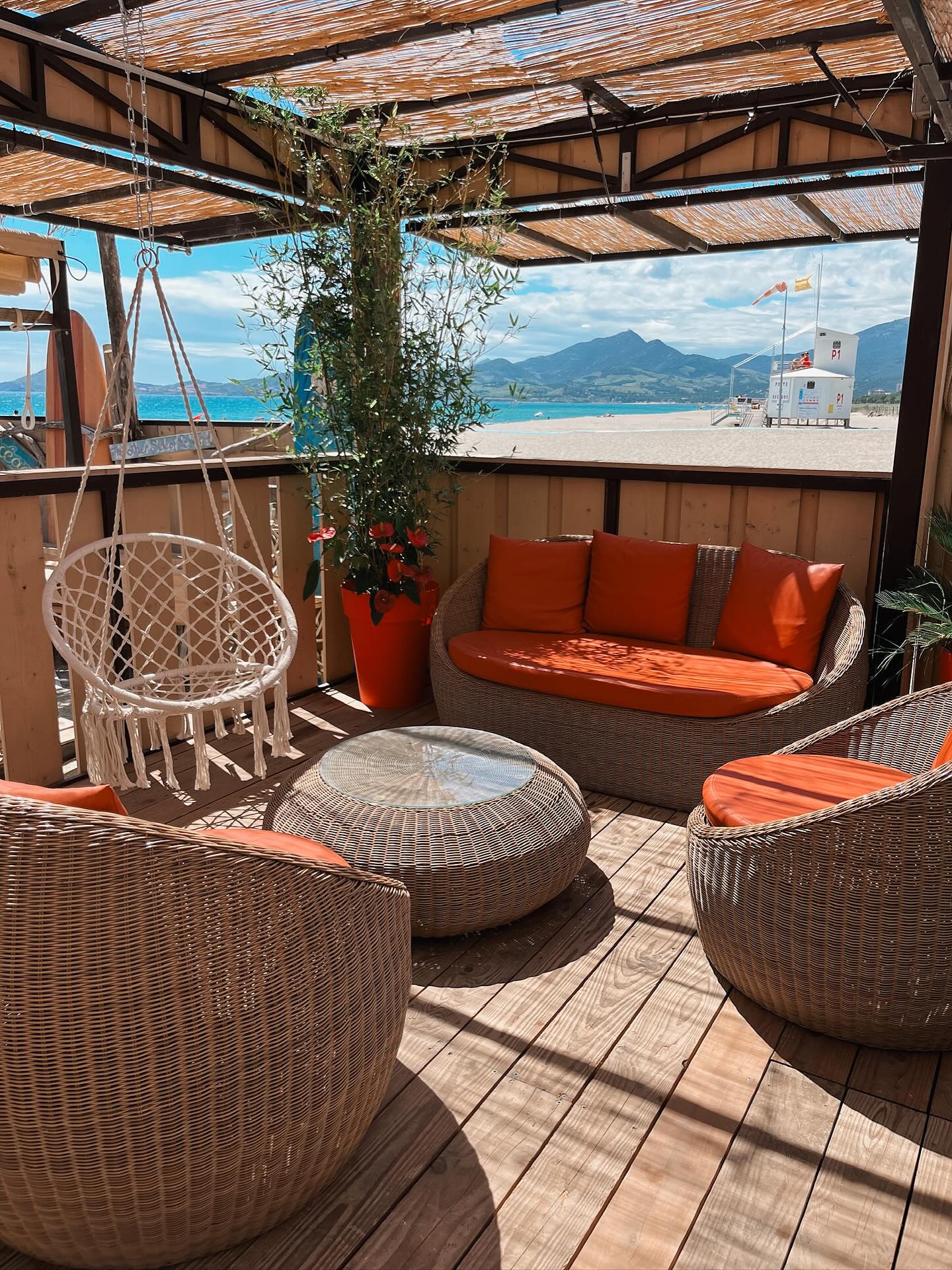 Un coin détente 🌺
Envie de passer un après midi en toute décompression ?
Le Hawaii vous offre la possibilité de vivre une parenthèse de douceur dans un coin cosy avec un cocktail ou une bonne coupe de glace 🍦
Dépaysement garantis au bord de la Méditerranée 🫶🏼
#hawaii #clubdeplage #argelessurmer #bordemer #glaces #cocktails #hawaiiclub66 #summer #ete2025