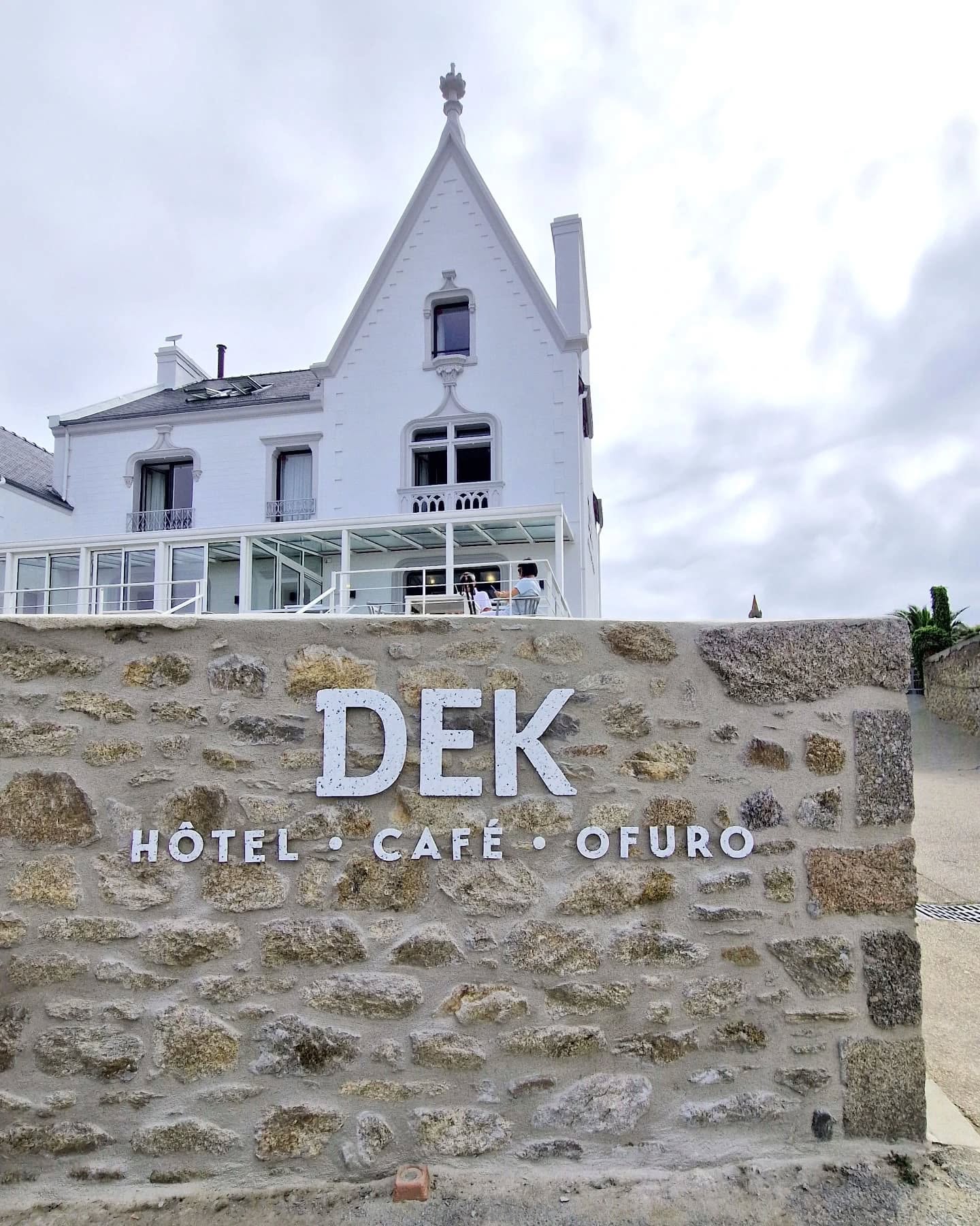 🪨✨️ Le mélange des textures chez @dek_hotel_finistere 🤍
Une enseigne 100% plastique recyclé ♻️