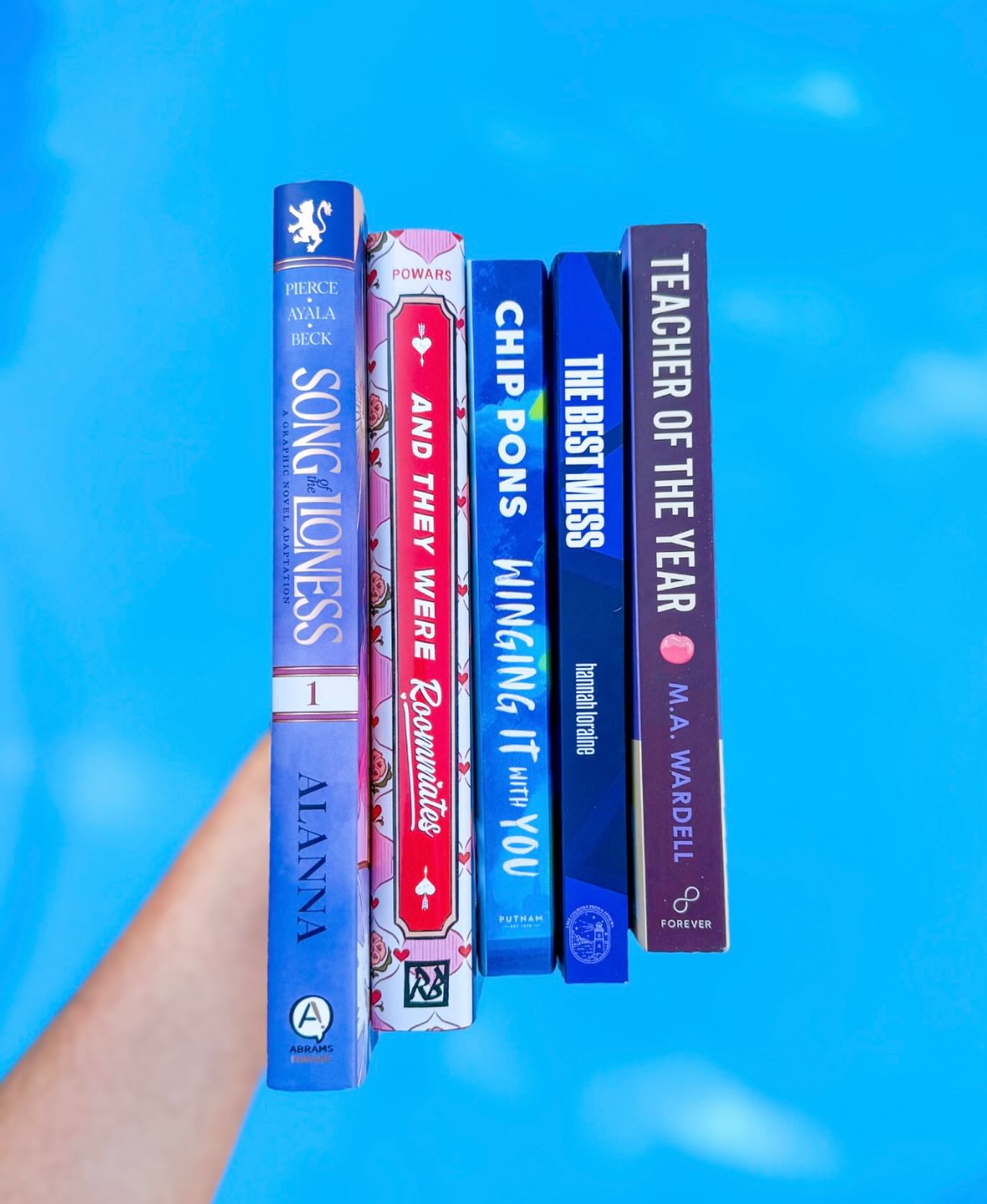 IIIIIIII’MMMM BAAAACK! 🍋
….and with some new books! I was kind of MIA prepping for a wonderful adventure through Italy, but now I’m back to the grind! I picked these up before my departure and am ready to dive-in, have you read any of these? 👀
📚:
Song of the Lioness (GN) by @tamora.pierce
And They Were Roommates by @pagepowars
Winging It With You by @booksovrbros
The Best Mess by @andhannahsays
Teacher of the Year by @mawardellauthor
#bookrecs #mmromancebooks #bookworm #bookclubofinstagram #lgbtq🌈 lgbtq, book, recs, pool, fun, bookstagram