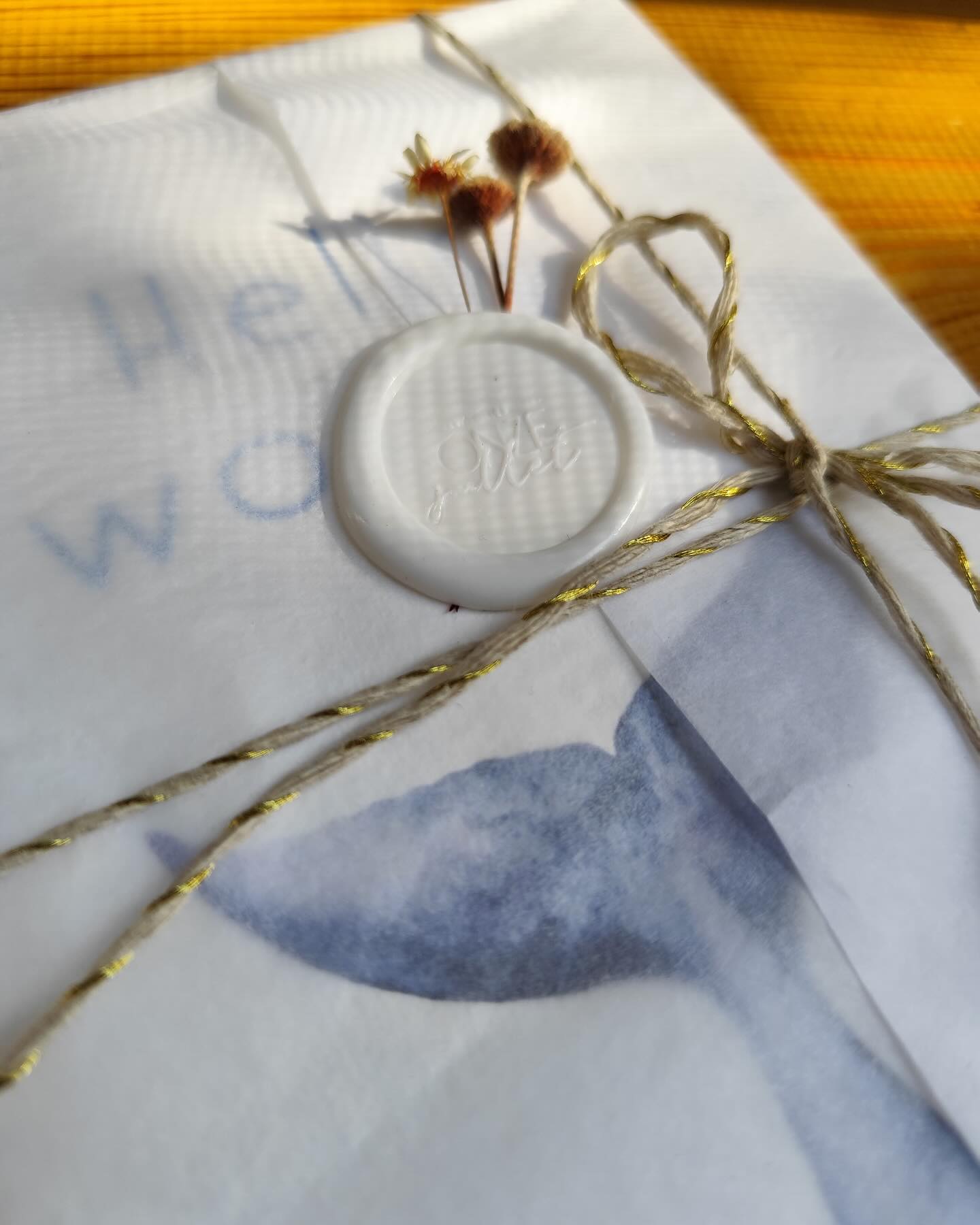 🌊 Hello world
Le monde s’ouvre doucement, comme un coquillage au creux de la main.
Une carte. Une étape. Un symbole.
De l’eau, du vent, un fil doré pour relier les premiers instants.
Un bout de papier, scellé par le soin.
Quelques fleurs séchées, une empreinte discrète.
Et ce mot doux, glissé pour dire simplement : tu es là.
🐋
#etape #naissance #helloWorld #petitsgestes #papiernaturel #momentprécieux #carteemotion