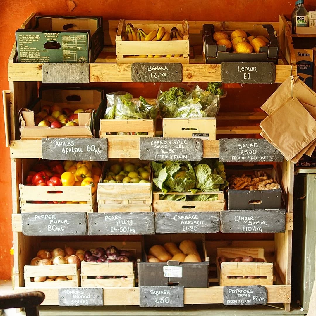 Siop Y Felin
Open everyday | Ar agor pob diwrnod
10 - 4
*Cash payments preferable | also take bank transfer or PayPal payments
Fully stocked with organic veg supplied from the gardens onsite @ffermyfelin alongside fruit and additional veg from @organicnorthwholesale and Suma organic wholefoods
Siop Y Felin also stocks handmade crafts made by local craftspeople using natural materials ~ basket maker, blacksmith, woodworker, jewellers, artists and more!
Crafts are found in the thatched shop and in the shop of the cafe foyer.
...
Opsiynnau talu: Arian parod yn ddelfrydol, trosglwyddiad banc, paypal
Llawn llysiau organig o'r gerddi yma ar y safle @ffermyfelin yn ogystal a ffrwythau a fwy o lysiau gan Organic North ynghyd a bwydydd cyflawn gan Suma.
Mae'r siop hefyd yn gwerthu crefftwaith a gwnaed â llaw gan grefftwyr lleol sy'n defnyddio deunyddiau naturiol ~ dewch o hyd i'r rhain yn y siop tô gwellt ac yng nghyntedd y caffi!