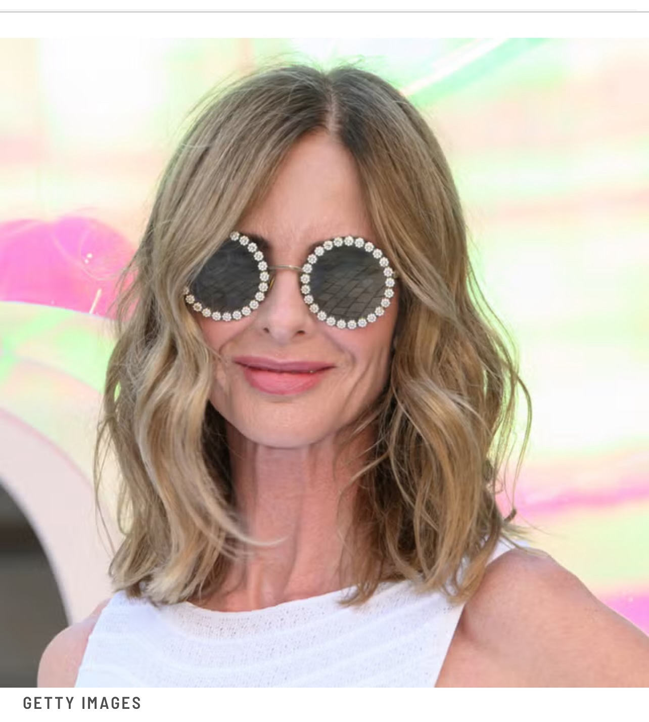 Trinny Woodall shows how ‘ghost waves’ are bringing hair to life this season.
RIP to the heated curling rod! There’s a new movement in hair right now, and it’s all about a shape so soft that it’s less a wave and more a memory of one. Meet the ‘ghost wave’, this season’s most effortlessly cool styling look, which we’ve spotted on everyone from Trinny Woodall to Jodie Comer.
Imagine a regular loose curl that’s been allowed to drop naturally, then brushed through to add shine. (It’s tousled, but not at all sloppy or frizzy). It’s very much part of the low-maintenance yet luxe look we’re seeing in beauty in general, from whisper-light foundations to seamless balayage blends.
It’s also a boon for anyone who’s ever grumbled that their painstakingly-crafted Dyson Airwrap curls have started to fall out – your style hasn’t gone wrong, it’s actually deeply fashionable.
Content taken from www.goodhousekeeping.com article by Lynne Hyland
