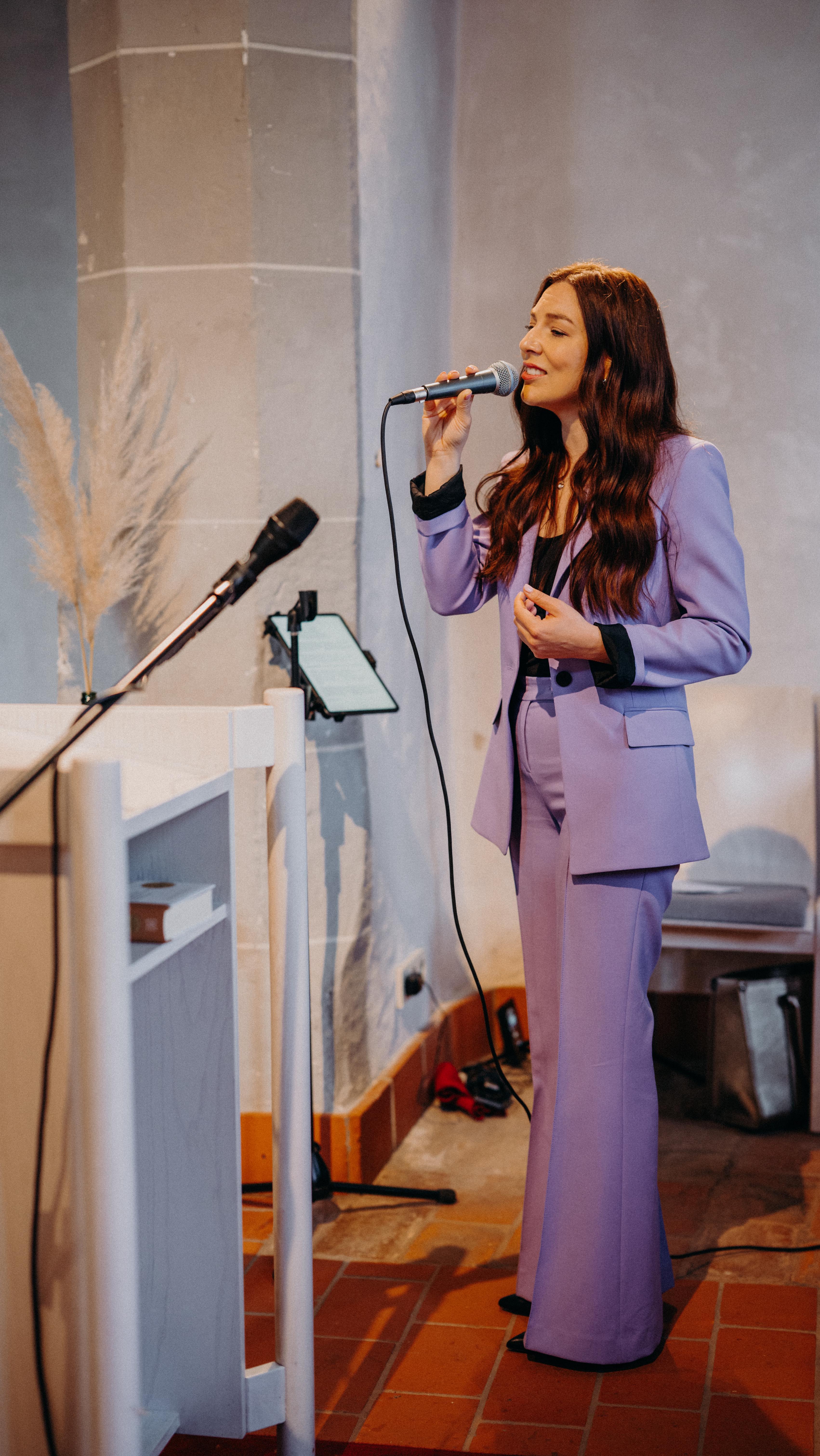 Erdbeerkuchen in der Kirche – und dazu „Erdbeerkuchen“ von AnnenMayKantereit als Auszugssong.
So besonders wie die Hochzeit war auch die Musik: live, emotional, mit einem Hauch Gospel – passend zum Raum, zum Moment und ganz im Sinne des Brautpaares.
Die Stimmung? Gänsehaut und gute Laune.
Es wurde geklatscht, gelacht, gefeiert – ja, auch in der Kirche darf das sein.
🎶 Wunschlieder? Sehr gerne. Wir arrangieren sie so, dass sie zu euch und eurer Trauung passen.
Mit Daniel am Flügel – @dani_an_den_keys – und mir als Sängerin. Live-Musik für euren ganz persönlichen Moment.
📩 Für Buchungen und Anfragen: Link in der Bio oder schreibt mir direkt eine Nachricht.
⸻
Titelbild @pictures.inna 
Hashtags:
#livegesang #trauung #hochzeitsmusik #kirchlichetrauung #wunschlied #sängerinfürhochzeit #musikfürstraumomente #auszugslied #gospelvibes #erdbeerkuchen #annenmaykantereit #liveundpersönlich #rebeccasammet #duoundtrio #hochzeitsduo #hochzeitsplanung #trauungsmusik