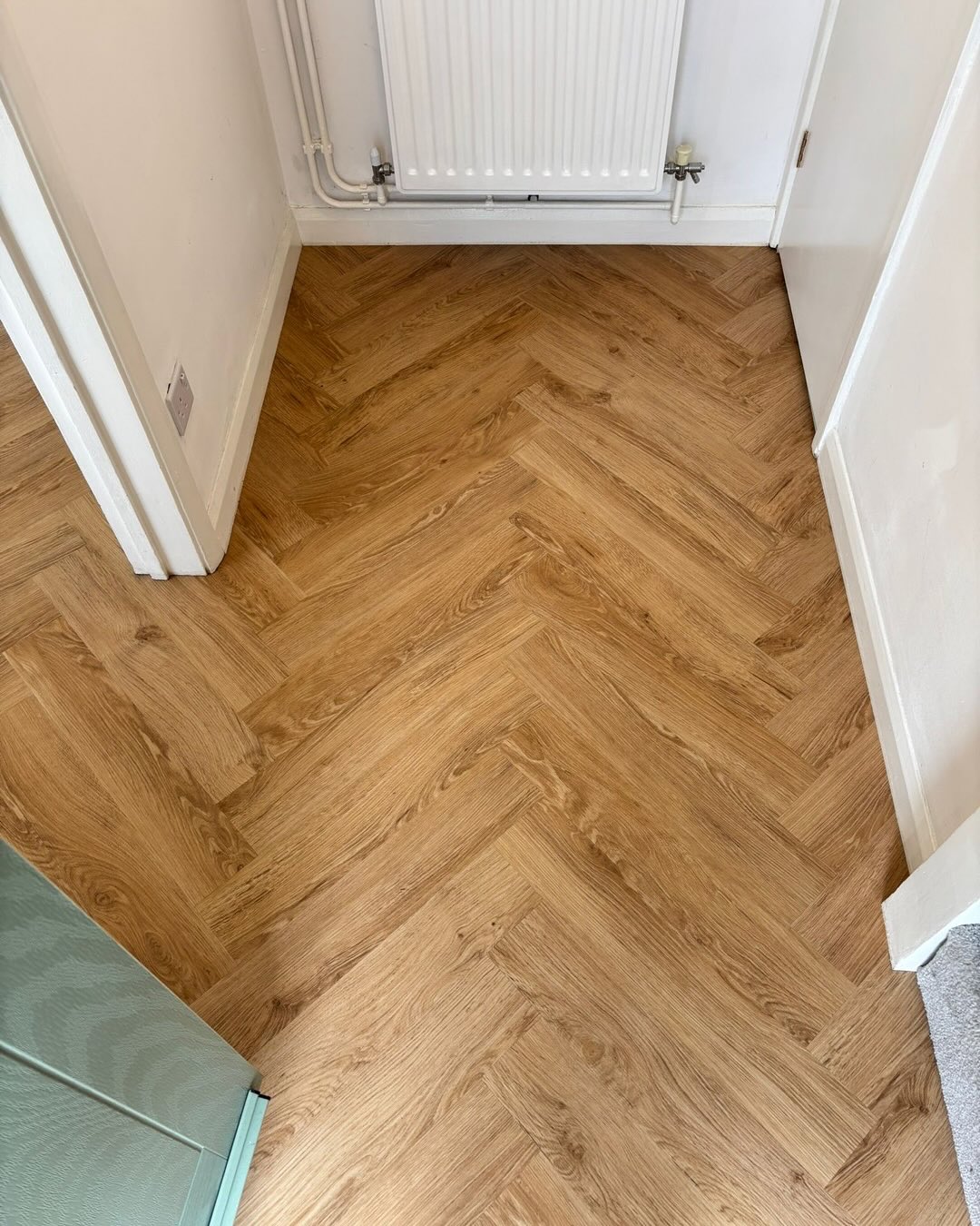 A recent completion of @bramptonchase Natural Oiled Oak in herringbone.. It was the young couple's first house and they wanted to put their own mark on the property with a high quality luxury vinyl plank floor flowing through from the lounge to the hallway...
Resplendent finishing characteristic of this great colour choice.. Please do get in touch if you'd like similar for your house, project or even business location..
#lvt #lvtflooring #lvtfloor #herringbonewoodfloors #floordesign #floordecoration #discoveryourperfectnewfloor