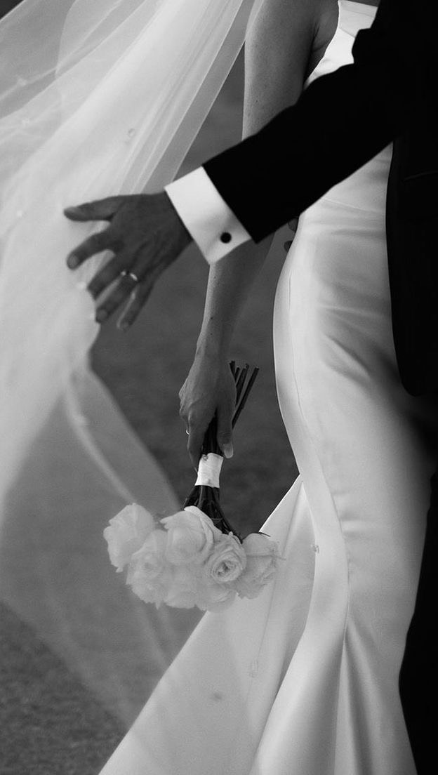 The distraction is real 🤣
•
•
•
•
•
#wedding #realwedding #imgettingmarried #weddingplanning #weddinginspo #weddingdress